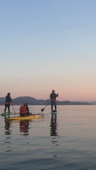 小川紗良のインスタグラム：「「凪」を体感できる町。  この海と同じ空気が、町で出会う素敵な人たちにも流れてる。奇跡としか言いようのない景色や人とのご縁が、ここにいると幾度となくおとずれる。  自然の厳しさも優しさも隣り合わせであることが、暮らす人たちの瞳に宿ってる。ずーっと知ってる町なのに、行くたびに知らなかった魅力と出会う。  「ただいま」と言える場所がこの町でよかった。  ーー 𝑨𝒌𝒖𝒏𝒆 𝑪𝒊𝒕𝒚  #movie #sea #activity #sup #kayak #nature #自然 #アクティビティ #サップ #カヤック #海 #凪 #鹿児島 #阿久根」