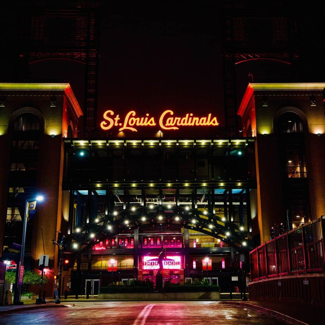 セントルイス・カージナルスのインスタグラム：「Turned the lights City Red! #PaintTheCITYRed!  Good luck @stlcitysc in the #MLSCupPlayoffs!」