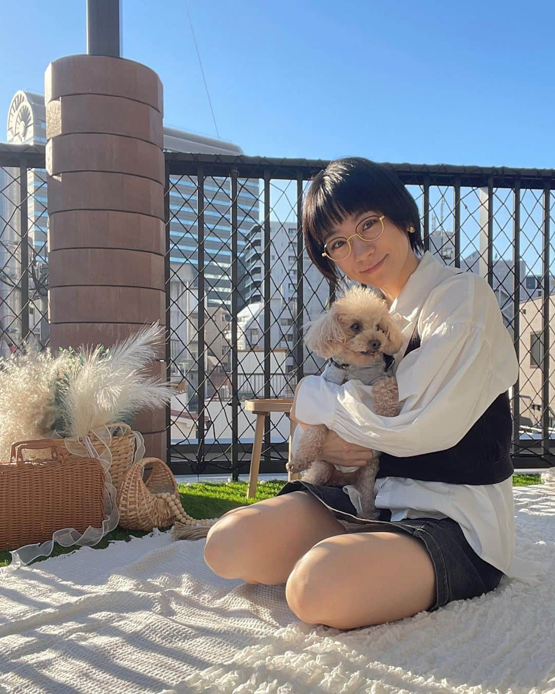 時東ぁみさんのインスタグラム写真 - (時東ぁみInstagram)「愛犬くんとオープンしたてのドッグカフェへ🐶 ・ 屋上ドッグランでリードフリーで過ごせて最高♡ 愛犬くんはずっと他のわんちゃんを追いかけてて、注文した“DOGスイートポテト”には見向きもせず… 他のわんちゃんに分けて私が人気者になりましたw 看板わんこのFukuくん可愛すぎ😍 ・ これからソファ席ができるんだけど、私はこのピクニックスタイルが好き♡ 息子くんもランできてめちゃくちゃ楽しそうでした♡ ・ #時東ぁみ #ドッグカフェ #ドッグラン #屋上ドッグラン #オシャレカフェ #カフェ #恵比寿 #ドッグランm #恵比寿ドッグカフェ #ebisu #リードフリー  #愛犬 #トイプードル #toypoodle #シニア犬 #12歳 #元気いっぱい  #ピクニック #スイートポテト #犬おやつ #また行く #行きたい い#予約必須」10月28日 9時36分 - amitokito