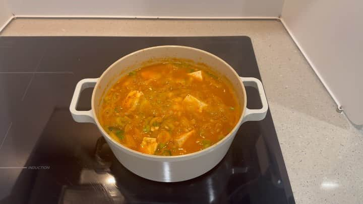 ユン・セアのインスタグラム：「찌개멍…하세아!! **잘 견디어 낸다고 힘들지도 않을까요..??!! 헤아려 주는 하루되길 원합니다.😁 #바글바글 … #청국장 … #찌개멍… 아껴놓았던 파뿌리까지 우려낸 묵은지 퐁퐁~ 콤콤한 청국장을 바라보며 아주 잠시 생각에 잠기다아…멍…😯 #세아의아침 #행복하세아🍀」