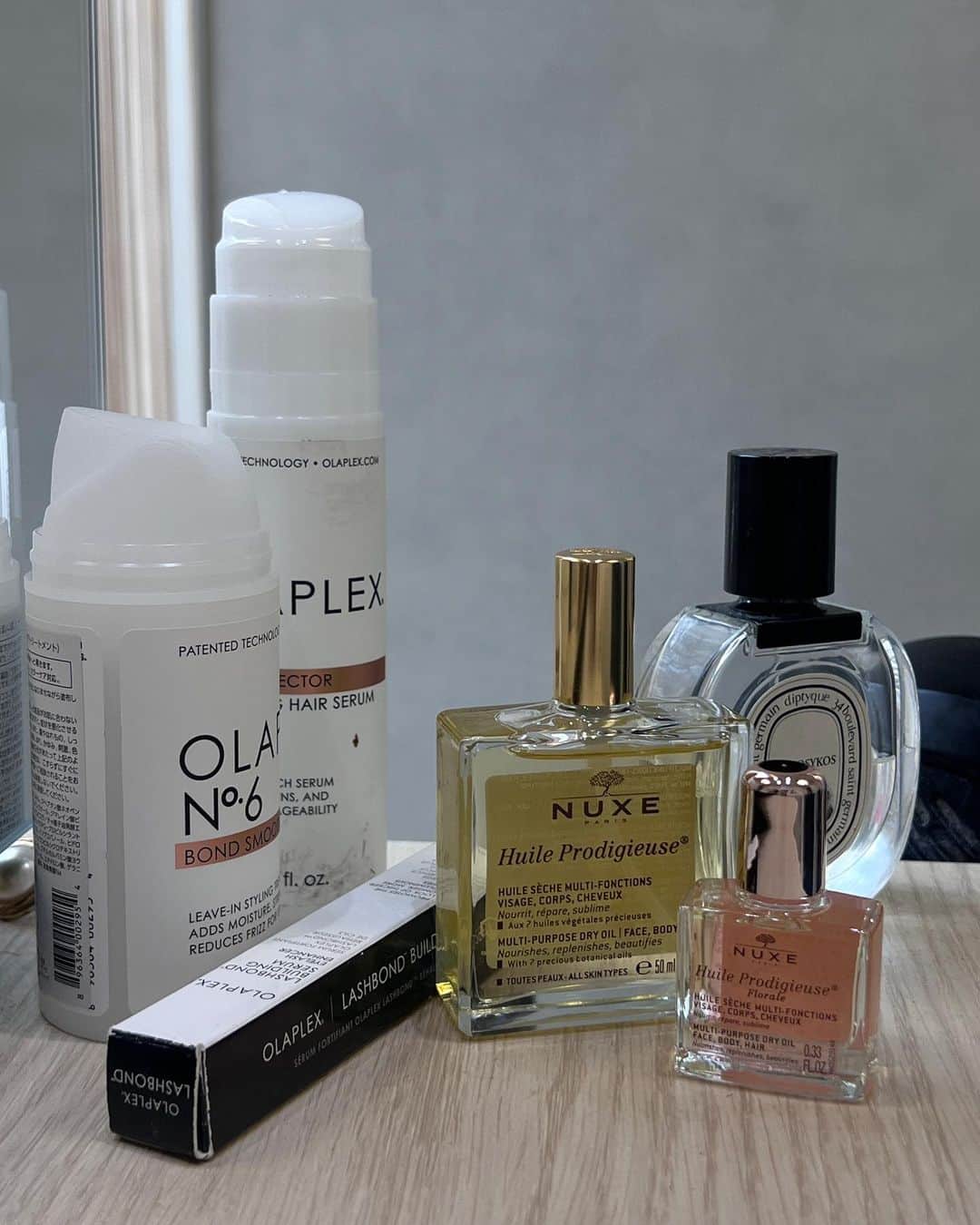 濱田杏奈のインスタグラム：「_  @olaplex ヘアケアは安心のオラプレックス @nuxe_japan 最近のお気に入りスタイリング用オイル  オイルは最近特にお気に入り。🫰🏻 マルチオイルの割に軽くて、スプレーで出てくる所もお気に入り◎ 香りも皆様にご好評なほんのり甘めな香りでとっても好き🤎  お問い合わせ頂けるとお取置きできますのでご連絡くださいね🍂  #hamada_hair」