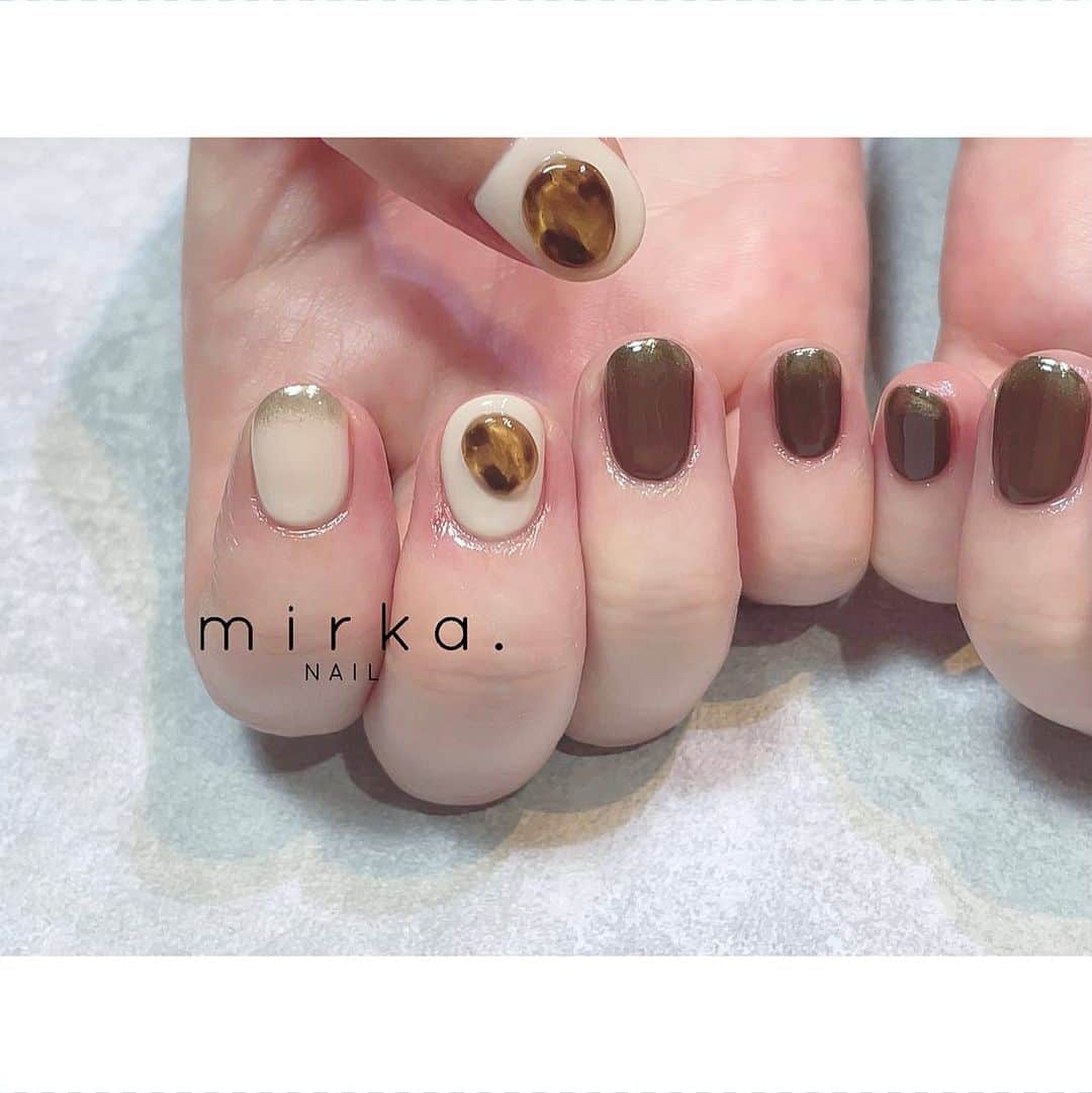 mirka. NAIL(ミルカネイル)のインスタグラム：「⁡ ⁡ ⁡ ivory × brown 𓃗 ⁡ ⁡ ⁡ ⁡ …………………………………………………………… ⁡ ご予約、お問い合わせは LINE ID⇒ @mirka.nail (@含む)まで。 ⁡ ご新規様はハイライトの「ご案内」と「ご予約方法」を必ずお読みいただいてからご予約くださいますようお願いいたします。 空き状況や詳細はLINEの投稿からご確認ください。 ⁡ ⁡ ⁡ ⁡ #mirkanail#nails#nail#nailart#naildesign #ショートネイル#ネイルアート#ネイルデザイン#ネイル#大人ネイル#シンプルネイル#オフィスネイル#ニュアンスネイル#ナチュラルネイル#カジュアルネイル#ショートネイルデザイン#美甲#秋ネイル#秋ネイル2023 #プライベートサロン#プライベートネイルサロン#東京ネイルサロン#東京ネイル#江東区ネイルサロン#森下#清澄白河 ⁡」