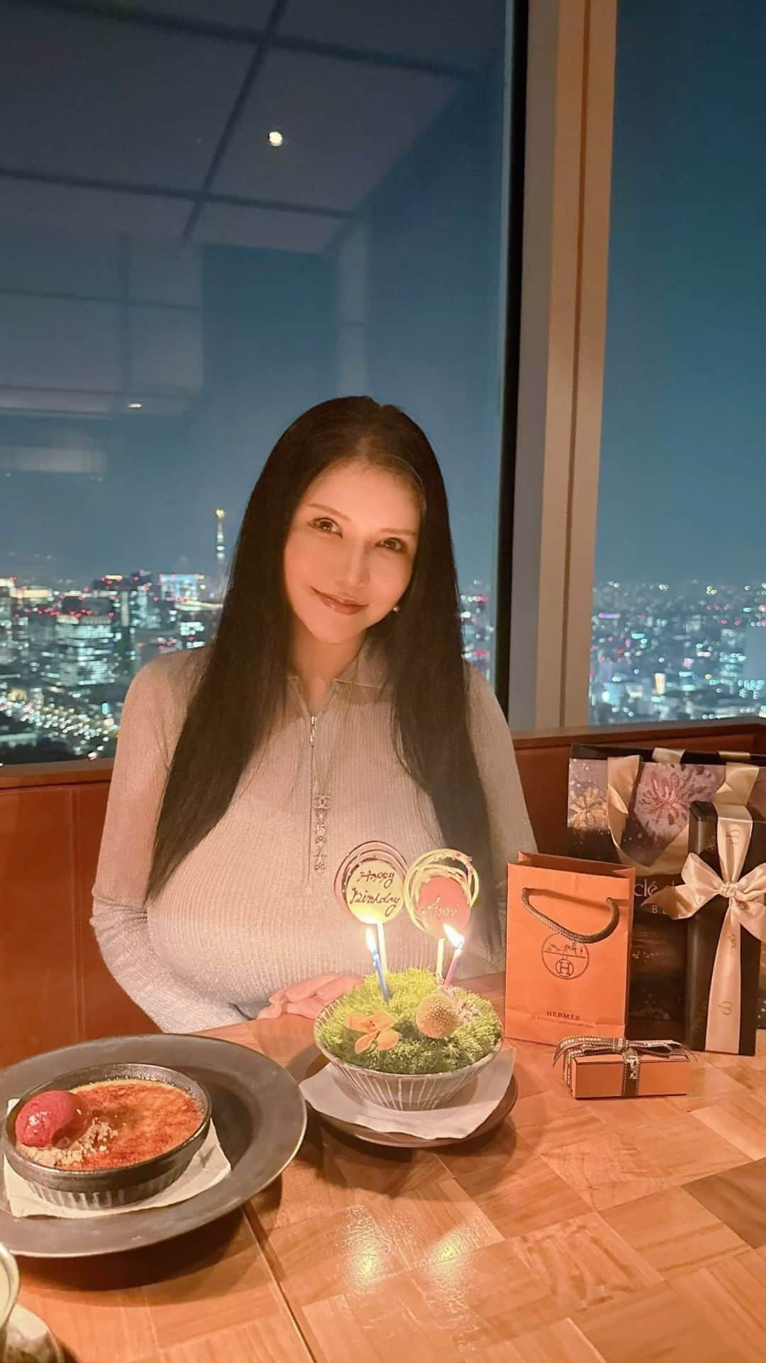 沖田杏梨のインスタグラム：「It’s my Birthday today🥰❤️   thank you my beautiful friends for celebrating my special day at Andaz Tokyo🤩  I’m really happy to have a delicious dinner and have a calm time with you two❤️❤️  楽しいよね好きな仲間といるのって！ いい化粧品の話したり。将来の話したり。 この時間を作ってくれた美しい2人、 ゆうたむとゆりぴに大きな愛を送ります❤️❤️❤️  #birthday  #birthdaygirl  #28thoctober」