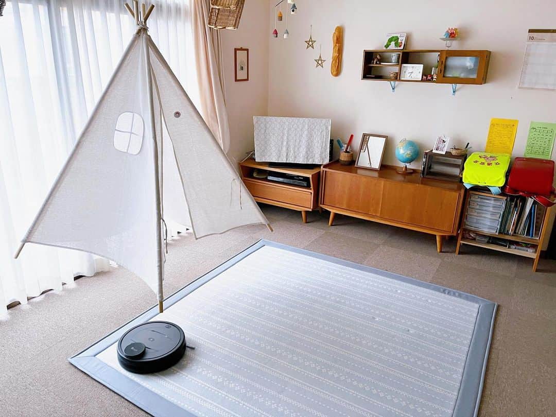 トテンのインスタグラム：「物干しに吊り下げられるテント…⛺️ 数年前に我が家にやって来た、展示品おつとめ価格のお掃除ロボット(通称まるくん)のお掃除ルートを目で追いかけるだけの怠惰な時間。 洗濯機の中の洗濯物を、無心で目で追う時間となんか似ている。 洗濯機といえば、最近待望のドラム型がやって来ました。縦型の時と違って、座り込みながらボーッと洗濯物の動きを眺めていられるのがまた良いですね。 という、怠惰なだけの投稿でした😪」