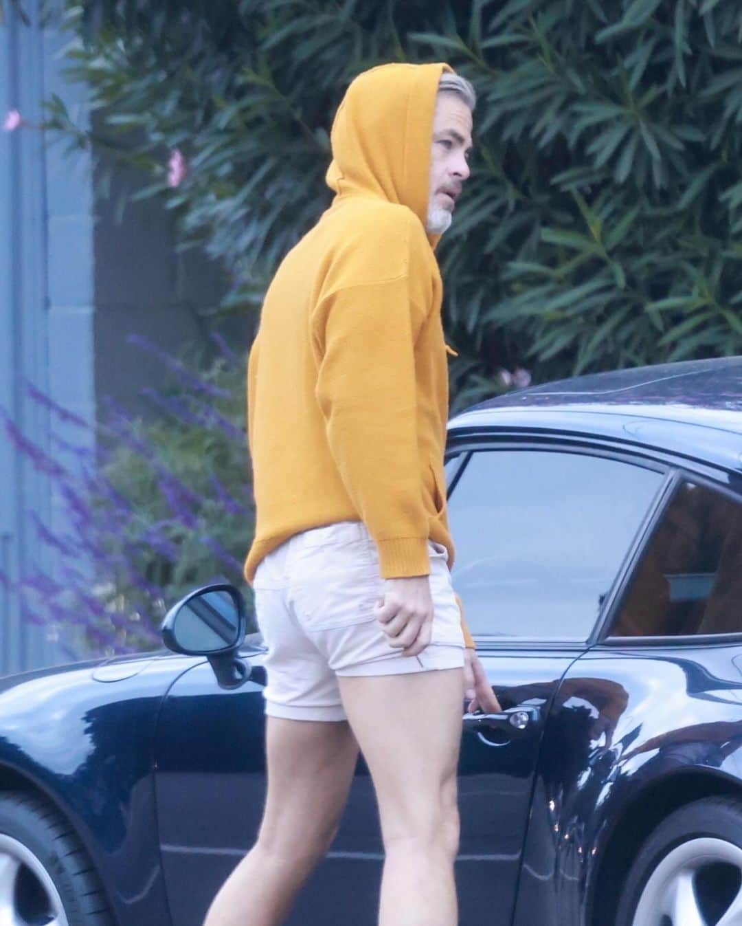 Just Jaredさんのインスタグラム写真 - (Just JaredInstagram)「Chris Pine wore a pair of short shorts while leaving his Friday morning workout class in Los Feliz. More photos on JustJared.com. #ChrisPine Photos: Backgrid」10月28日 9時40分 - justjared