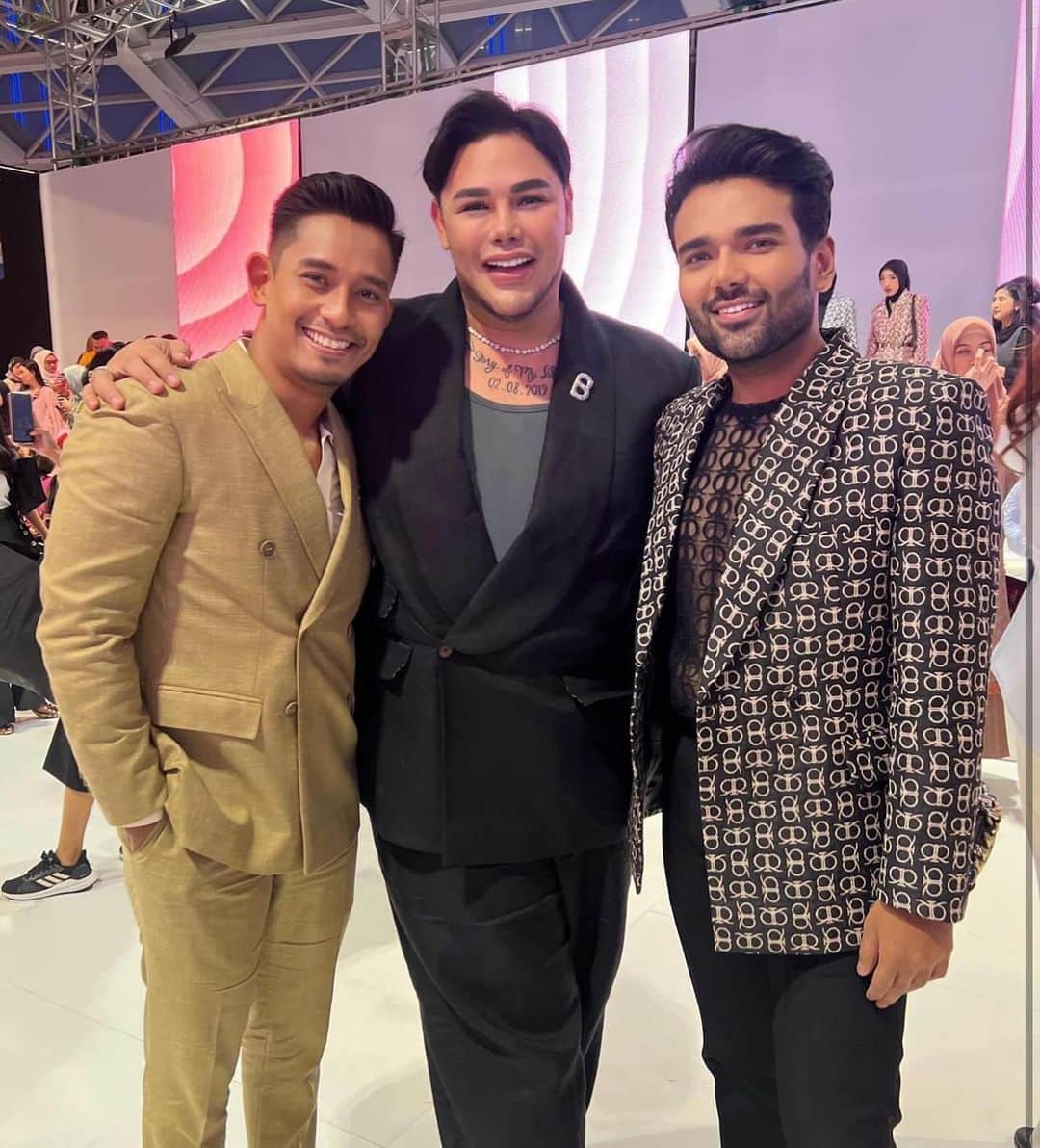 のインスタグラム：「Jumpa  semalam @rizman.n  @ruzaini.jamil  at @jfwofficial @buttonscarves  @benangjarum_id ❤️❤️❤️」