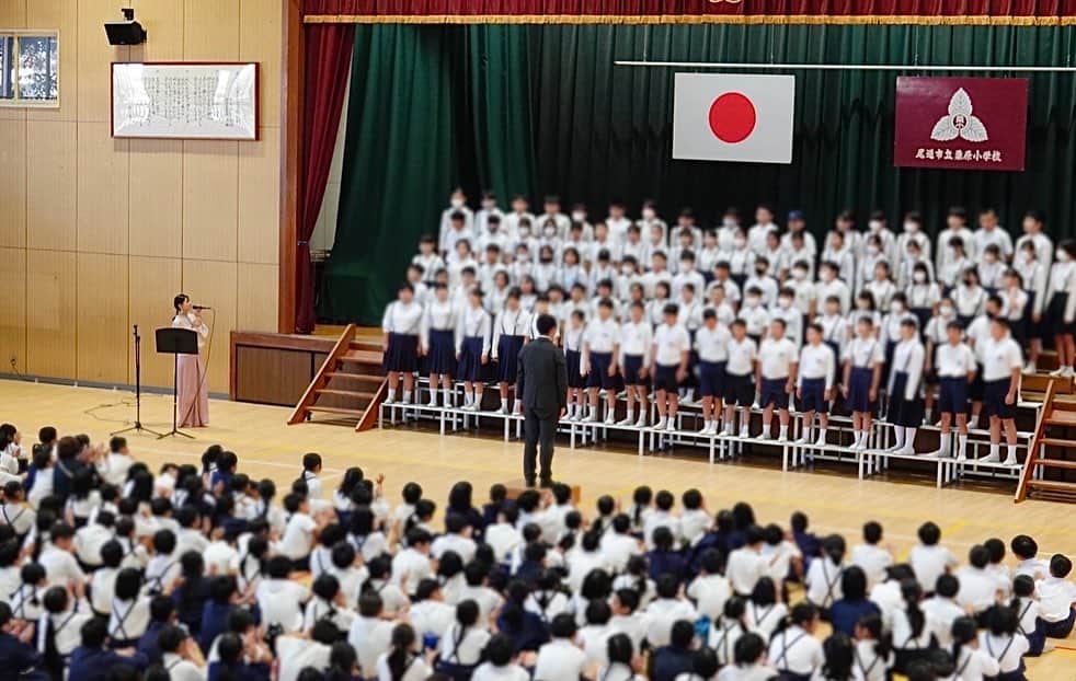 和泉佑三子さんのインスタグラム写真 - (和泉佑三子Instagram)「先日の栗原小学校創立150周年記念特別発表会の様子を幾つか🙌 発表会は2部構成で，1部は各学年とのコラボ演奏で、 一年生☞ドレミの歌 二年生☞虹 三年生☞ありがとうの花 四年生☞Believe 五年生☞大切なもの 六年生☞明日を信じて を一緒に歌わせていただきました🎤 一年生は元気いっぱい大きな声で、二年生はしっかりと揃って一生懸命で、三年生は右左と振り付きもありながらもしっかり声も出ていてバッチリでした！ 四年生のBelieveは少し言葉からも感情を感じられてとっても優しく丁寧に歌ってくれました。 五年生は何と混声2声のハモリあり！！やっぱり一気に難しくなりますね(^^)相当練習したでしょう！！ 六年生はさすが‼︎リズムも音程もバチっと皆が心をひとつにして歌おうとしているのを感じられて私も一番気持ちよくそのにのせてもらって歌う事が出来ました！  歌って凄いですよね🎵はじめましてでも、年が離れていても、言葉が通じなくてなも、肌の色が違っても、どんな人でも一緒に楽しめる事が出来て、感じることができて... 本当に嬉しい楽しい幸せな時間でした。 続く...」10月28日 9時47分 - izumisae_official