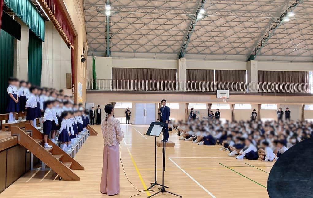 和泉佑三子のインスタグラム：「先日の栗原小学校創立150周年記念特別発表会の様子を幾つか🙌 発表会は2部構成で，1部は各学年とのコラボ演奏で、 一年生☞ドレミの歌 二年生☞虹 三年生☞ありがとうの花 四年生☞Believe 五年生☞大切なもの 六年生☞明日を信じて を一緒に歌わせていただきました🎤 一年生は元気いっぱい大きな声で、二年生はしっかりと揃って一生懸命で、三年生は右左と振り付きもありながらもしっかり声も出ていてバッチリでした！ 四年生のBelieveは少し言葉からも感情を感じられてとっても優しく丁寧に歌ってくれました。 五年生は何と混声2声のハモリあり！！やっぱり一気に難しくなりますね(^^)相当練習したでしょう！！ 六年生はさすが‼︎リズムも音程もバチっと皆が心をひとつにして歌おうとしているのを感じられて私も一番気持ちよくそのにのせてもらって歌う事が出来ました！  歌って凄いですよね🎵はじめましてでも、年が離れていても、言葉が通じなくてなも、肌の色が違っても、どんな人でも一緒に楽しめる事が出来て、感じることができて... 本当に嬉しい楽しい幸せな時間でした。 続く...」