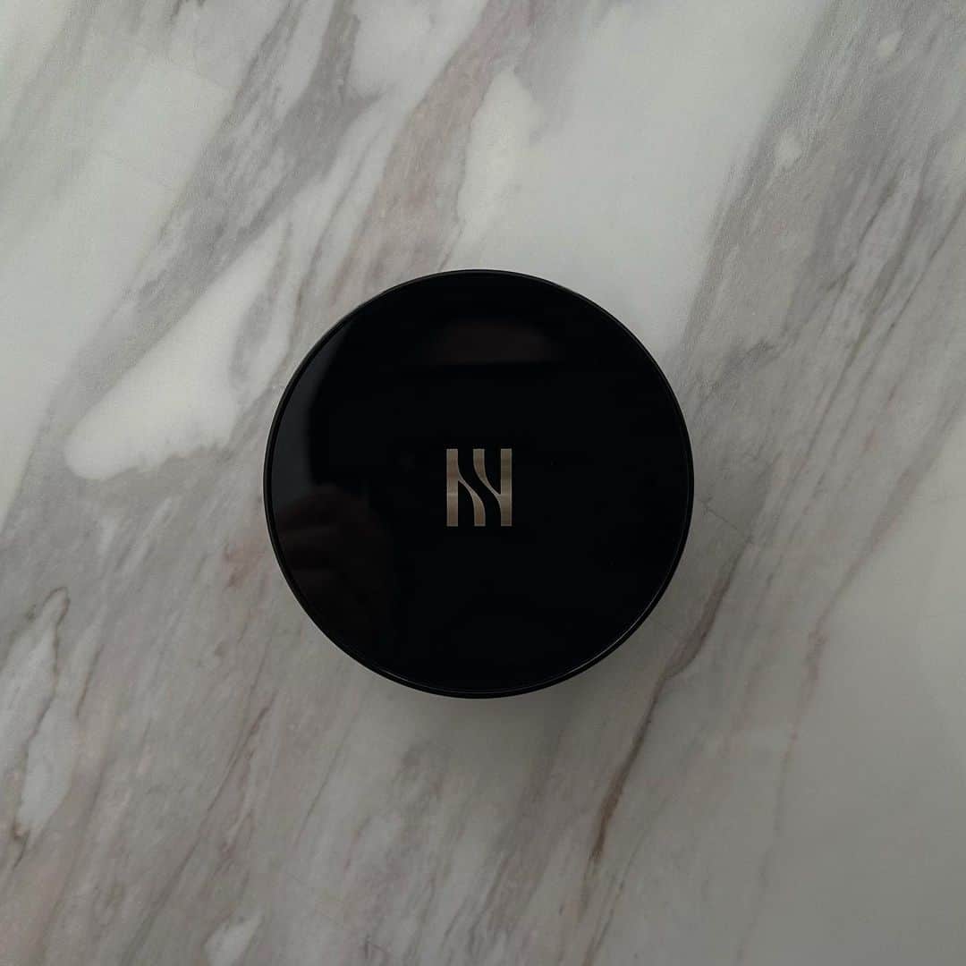のインスタグラム：「HERA ・ ブラッククッションSPF34・PA++ ・ やっと日本に上陸したHERA。 ・ 肌の艶めきを透かすセミマット仕上がりで、肌の凹凸に沿ってきめ細かくなめらかに肌にフィットてくれるから、薄付きでも大人が安心できるハイカバーなの。 ・ 初代は 2017 年に誕生したのよ。 ・ それまでクッションファンデーションというカテゴリーにはスキンケ ア発想の商品しか存在していなかったんだけど、メイクアップのアイテムとして初めて開発され たのが「HERA」のブラッククッションなの。 ・ クッションファンデの王者ともいえる商品で、韓国内のクッション売り上げ6年連続1位を獲得している大人気アイテムよ。 ・ #hera#ブラッククッション」