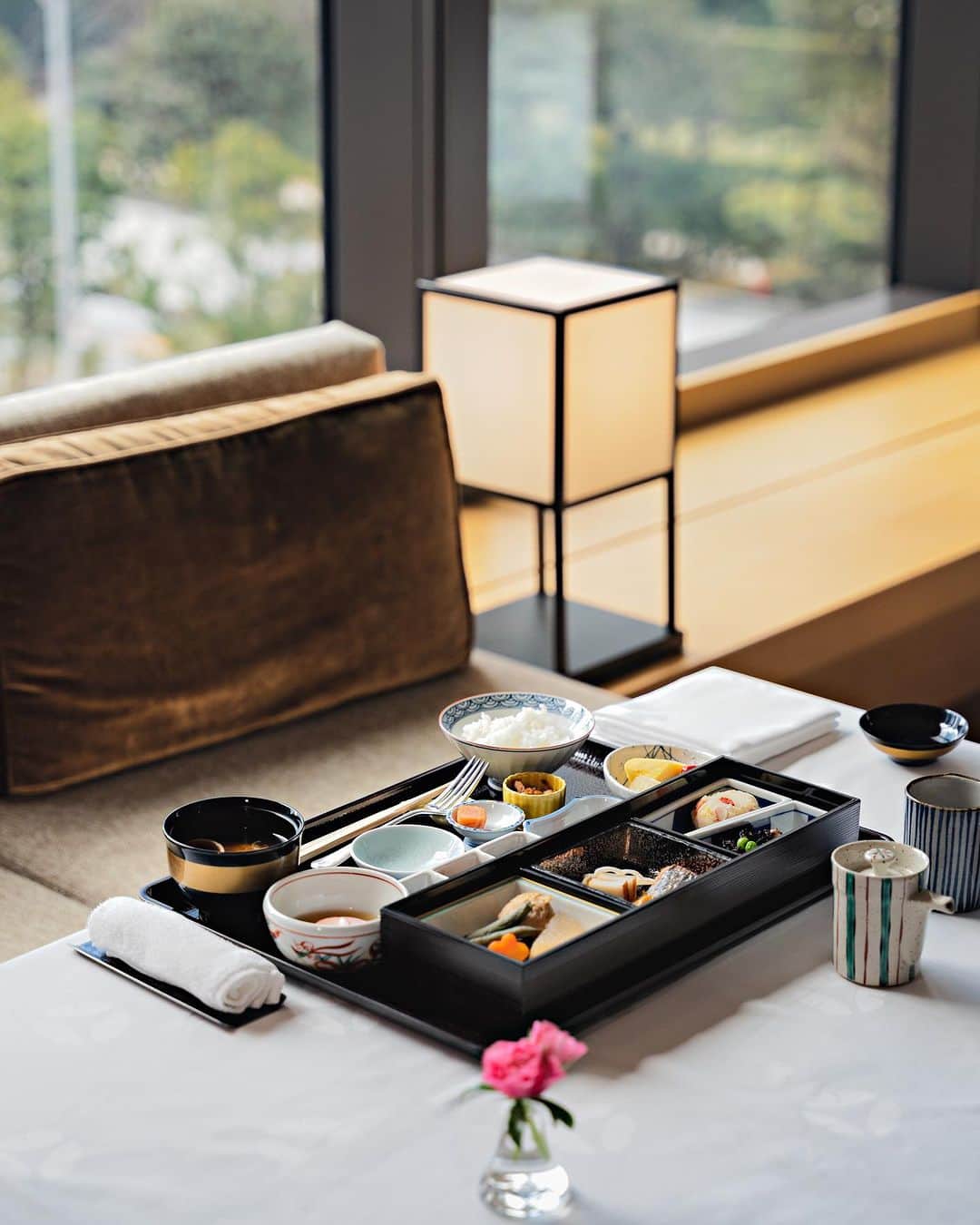 ホテルオークラ東京 Hotel Okura Tokyoのインスタグラム：「Japanese breakfast by in room service🇯🇵 お部屋で山里のご朝食を🥢  #ホテルモーニング #ホテルの朝食 #ホテル朝食  #ホテルステイ #ホテルステイ好きな人と繋がりたい #東京ホテル #ラグジュアリーホテル  #theokuratokyo #オークラ東京  #hotelbreakfast #japanesebreakfast  #tokyohotel #luxuryhotel  #tokyotravel #hotellife #luxurylifestyle #luxurylife #tokyotrip  #lhw #uncommontravel #lhwtraveler  #东京 #酒店 #도쿄 #호텔 #일본 #ญี่ปุ่น #โตเกียว #โรงแรม #japon」