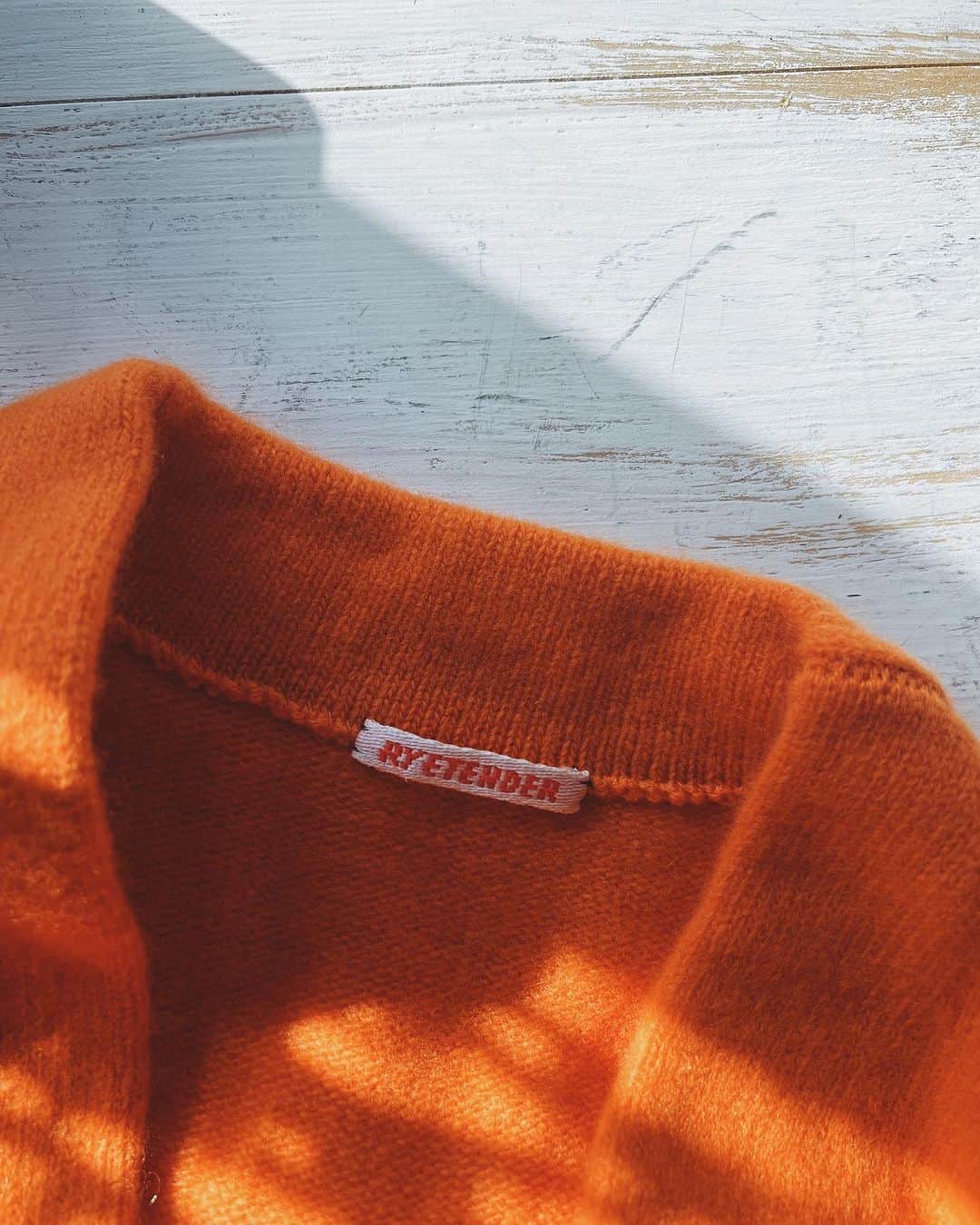 ジュジュのインスタグラム：「RYE TENDER ...🧶  工場に眠る残系,残布に目を向けたアップサイクルブランド🔁  勿論物作りをする上で意識を強く持たなければいけない部分であり...🌏  でもやっぱり可愛くなくちゃ意味がない🤲  何よりKnitの素敵なブランドでありたい事を公言されてるだけあって...  本当に重厚感のあるKnitで(重量は軽いです)、とっても上質であり、素直に"可愛い"!!♡と手に取った🩶"  color🎨のキレイさも目立つブランドで、カラー物は品質の差が出やすいので私は🍊ニットを選んだヨ👀 (🏷️Hudson cardigan size1)  outerにもinnerにも使える程よい肉厚さで、やっぱりベーシックカラーも欲しくて買い足したいナ...と考え中.笑  📷2枚目の首のスタンドとシルエットの素晴らしい1枚でキマるニットも悩んだよねー...  本気のオススメなので是非手にとって、試着してみてほしい♡  2023/10/25(wed)～11/7(tue)で 阪急梅田１階FでRYE TENDERのPOPUP開催中♡  @rye_tender  #PR」