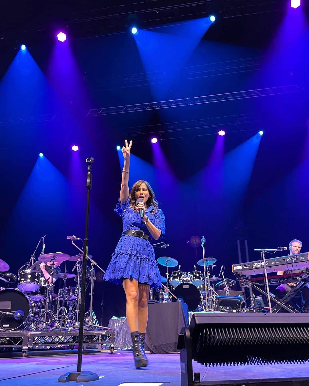 ナタリー・インブルーリアのインスタグラム：「What a great first night on Wednesday in Perth kicking off @thecorrsofficial Australian Tour at the @racarena with @germeinsisters and @tonichilds It’s so great to be home 🥰 Big up to my band and crew and I can’t wait to get on stage tonight at @sandstonepoint Bribie Island ☀️  Thanks @becbol172 for the best seats in the house to watch The Corrs!  Love to you and the family 💜  Styling: @fredericalovellpank 🦋 Dress: @leolin_official @sal_morgan」
