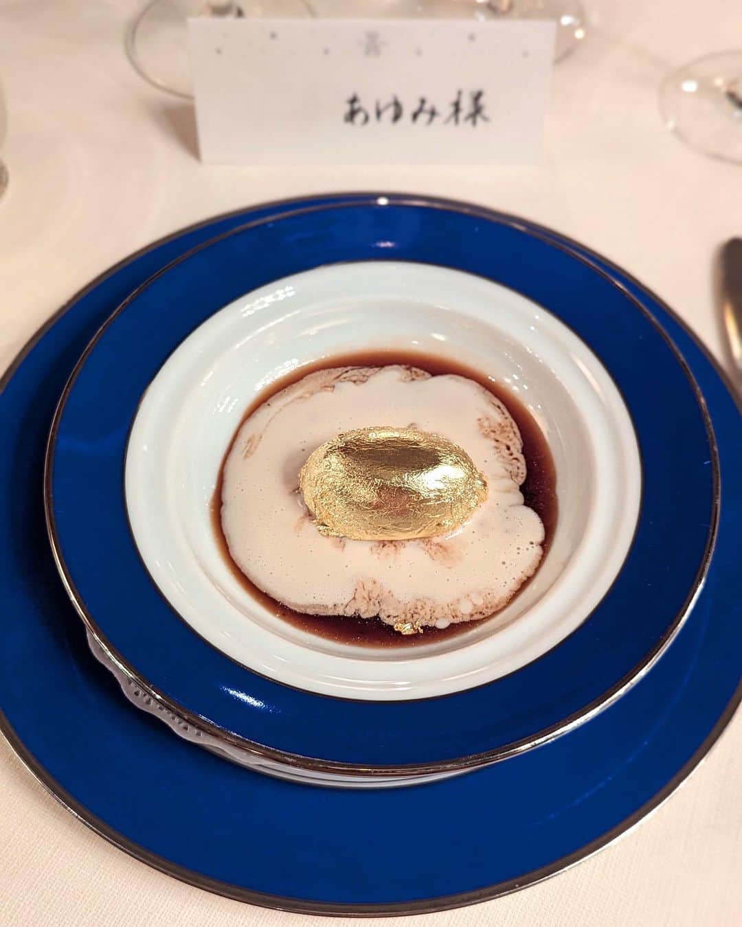 安岡あゆみさんのインスタグラム写真 - (安岡あゆみInstagram)「. 傘寿を祝う会 at @tourdargenttokyo 🇫🇷 パリで約400年の歴史を誇る名店唯一の支店である「トゥールダルジャン 東京」。 優雅で格式高いメインフロアは、まさにグランメゾン。 窓から見える一万坪の広大な庭園の緑が森に見え、フランス貴族の邸宅にお邪魔したような優雅なひとときを味わえます☺️ トゥールダルジャンのスペシャリテは鴨料理。 鴨は60年間以上、ロワール地方ヴァンデ県シャラン市の生産者ブルゴー家から取り寄せているそう。 一羽ずつに通し番号をつけ、その番号を記した記念のカードをゲストに渡す伝統的なサービスが有名ですが、1921年に当時皇太子だった昭和天皇が召し上がった53211番に敬意を表し53212番から始まっています。 丁度今年の5月からデザインが一新されたそうですよ🦆 金箔に覆われた黒トリュフのスフレは、傘寿のお祝いにぴったりで美味しかったです㊗️ . . #tourdargent #tourdargenttokyo #frenchrestaurant ##kimono #newotani #newotanitokyo #hermes #kelly #kelly25 #トゥールダルジャン #トゥールダルジャン東京 #グランメゾン #フレンチレストラン #フランス料理 #着物 #色留袖 #ニューオータニ #ニューオータニ東京 #傘寿のお祝い #エルメス #ケリー #ケリー25」10月28日 9時56分 - ayumi_yasuoka