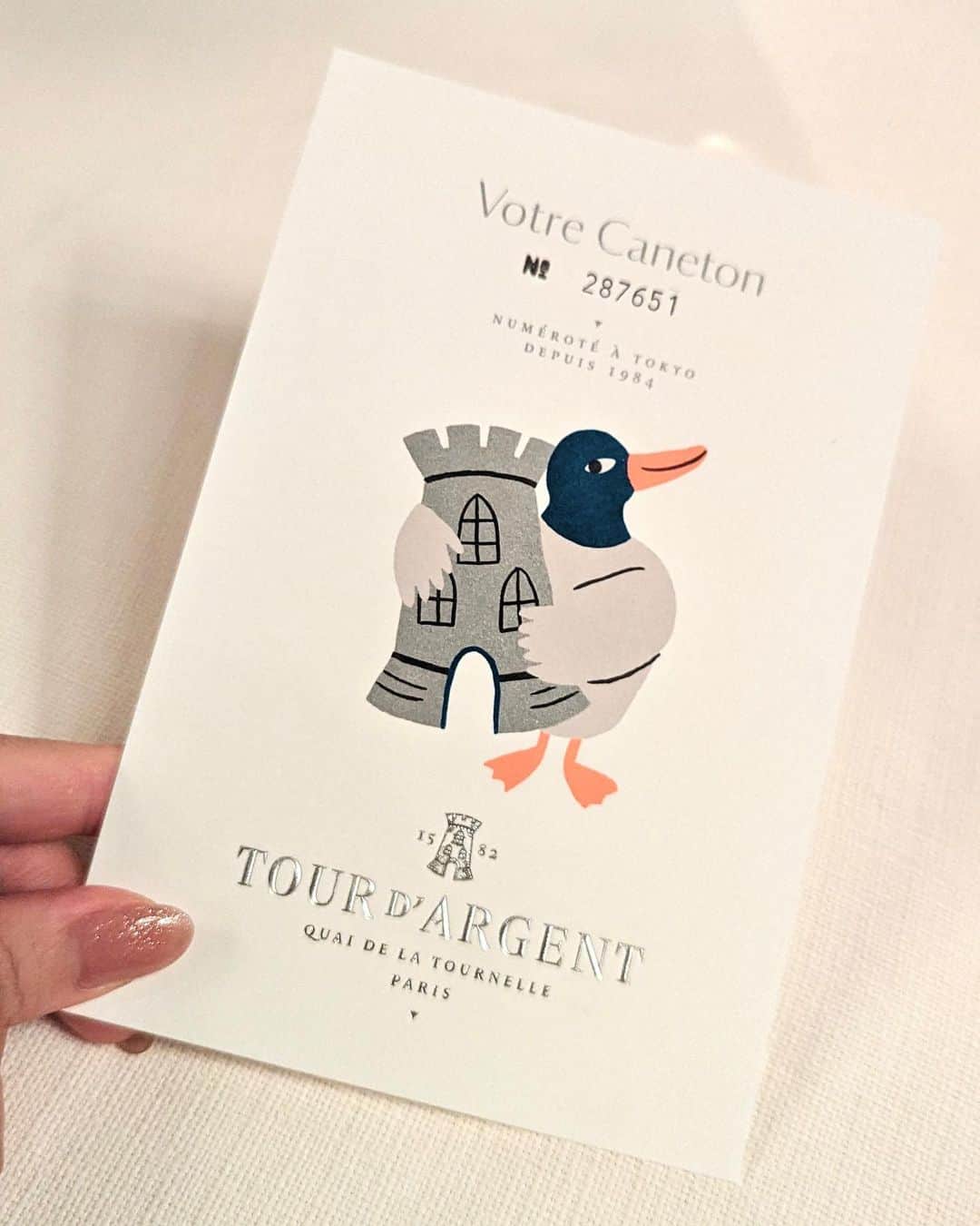 安岡あゆみさんのインスタグラム写真 - (安岡あゆみInstagram)「. 傘寿を祝う会 at @tourdargenttokyo 🇫🇷 パリで約400年の歴史を誇る名店唯一の支店である「トゥールダルジャン 東京」。 優雅で格式高いメインフロアは、まさにグランメゾン。 窓から見える一万坪の広大な庭園の緑が森に見え、フランス貴族の邸宅にお邪魔したような優雅なひとときを味わえます☺️ トゥールダルジャンのスペシャリテは鴨料理。 鴨は60年間以上、ロワール地方ヴァンデ県シャラン市の生産者ブルゴー家から取り寄せているそう。 一羽ずつに通し番号をつけ、その番号を記した記念のカードをゲストに渡す伝統的なサービスが有名ですが、1921年に当時皇太子だった昭和天皇が召し上がった53211番に敬意を表し53212番から始まっています。 丁度今年の5月からデザインが一新されたそうですよ🦆 金箔に覆われた黒トリュフのスフレは、傘寿のお祝いにぴったりで美味しかったです㊗️ . . #tourdargent #tourdargenttokyo #frenchrestaurant ##kimono #newotani #newotanitokyo #hermes #kelly #kelly25 #トゥールダルジャン #トゥールダルジャン東京 #グランメゾン #フレンチレストラン #フランス料理 #着物 #色留袖 #ニューオータニ #ニューオータニ東京 #傘寿のお祝い #エルメス #ケリー #ケリー25」10月28日 9時56分 - ayumi_yasuoka