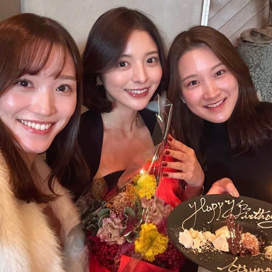 天野一菜のインスタグラム：「. 今年も大好きな人たちに お誕生日をお祝いしてもらえて幸せな時間だったな🤍 みなさまいつもありがとうございます☺️  今年の10/17はとっても縁起が良い日だったみたいなので 最高の一年にするべく頑張ります💭 27歳の抱負は、健康第一！ つまらなくてごめんなさいですが、 たくさん食べてたくさん寝る！ これにつきますね🙌  引き続きよろしくお願いします🙇‍♂️」