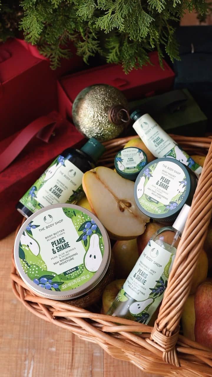 ボディショップのインスタグラム：「🍐🎄PEARS&SHARE🎄🍐 もぎたてのジューシーな 洋ナシ、スローベリー、 温かみのあるトンカビーンズが 甘く、生き生きとしたフルーティーな香り🎄  🍐シャワージェルPE 🍐ボディスクラブPE 🍐ボディヨーグルトPE 🍐ボディバターPE 🍐ハンドクリームPE 🍐フレグランスミストPE 🍐リップスクラブPE  自分へのご褒美にも 大切な人へのギフトにも🍐🎄✨  #ザボディショップ #ホリデー #ホリデーコフレ  #ユニセックス #リフレッシュタイム#セルフケア#スキンケア#ボディショップ#ヴィーガン #ヴィーガンコスメ #動物実験反対#クルエルティフリー #アニマルライツ #動物性不使用#プラントベース#エシカル#ビーガン #エコ#エコライフ #リサイクル #コミュニティフェアトレード #コスメ #美容 #thebodyshop」
