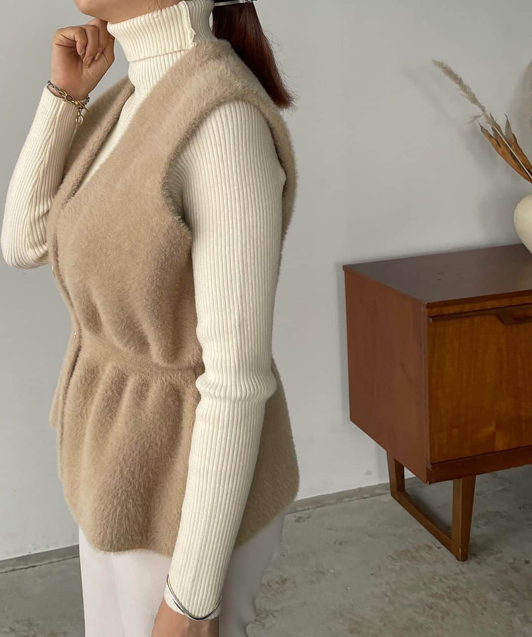 210nouve トゥージュヌーヴさんのインスタグラム写真 - (210nouve トゥージュヌーヴInstagram)「NEW ITEM... 🏷  ➖➖➖➖➖➖➖➖➖➖➖　 シャギーペプラムベスト (ANTICRAG)   #210nouve #トゥージュヌーヴ #210NOUVE #fasion #coordinate  #Autumn #カジュアル #大人コーデ#カジュアルコーデ  #トレンドファッション #プチプラ#プチプラコーデ #2023aw #新作 #ベスト #ベストコーデ #ニット #ニットコーデ ————————————————————— NEW  item入荷中 —————————————————————」10月28日 10時04分 - 210nouve_online