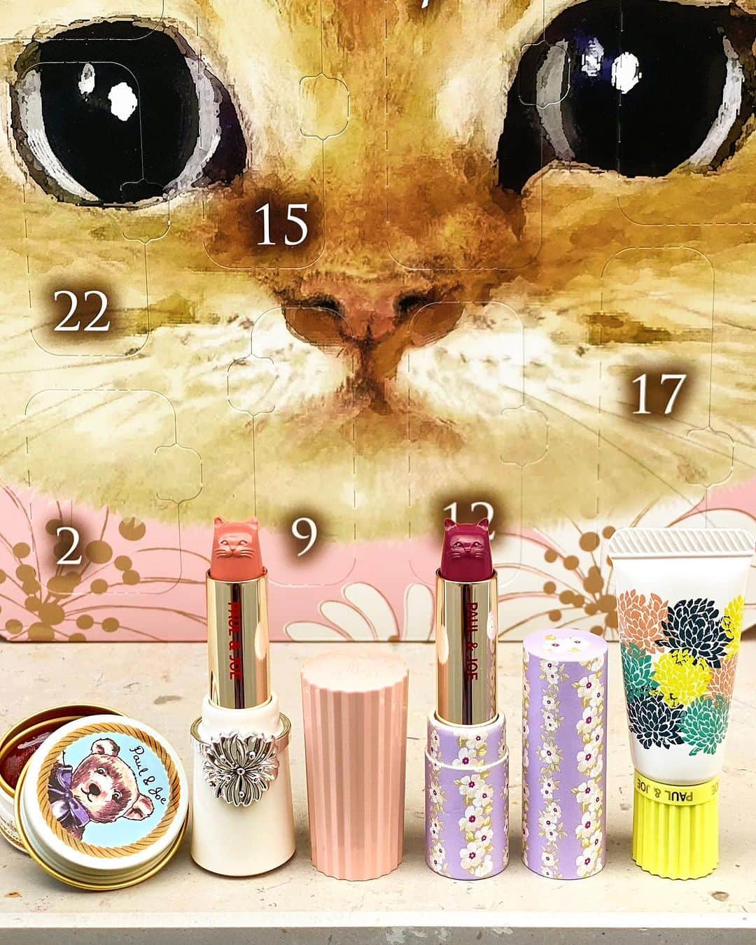 PAUL & JOE BEAUTEのインスタグラム：「予約受付中！ 2023 CHRISTMAS COLLECTION CHATONS Noël 　  発売する度大人気となる アドベントカレンダー型コフレ。今年は”猫”をテーマに、ジプシーとヌネットを大胆にデザイン！  24個の扉には、気まぐれに色んな表情を見せてくれる ジプシー＆ヌネットのように様々な表情を楽しめる メイクアイテムや大人気のプライマー、 スキンケア、ボディケアアイテムや雑貨までIN。 A4サイズもすっぽり入るホリデーカラーのトートバッグも♡  数量限定なので、ご予約がおすすめ！  ■メイクアップ コレクション 2023 ￥14,300（税込） 〈セット内容〉 ・ラトゥー エクラ ファンデーション プライマー リミテッド 001（10ml） ・スパークリング ファンデーション プライマー 001（10ml） ファンデーション プライマー リミテッド 002 （10ml / 0.4ml × 10包） ・クリーム ブラッシュ リミテッド 002（8g） ・パウダー ブラッシュ リミテッド 002 （3g） ・クリーム アイカラー 005（9g） ・アイカラー リミテッド A 001（3g） ・リップグロス リミテッド 007（6g） ・リップ トリートメント バーム リミテッド 006（6g） ・リップスティック リミテッド A（各2.6g） ・リップスティック ケース リミテッド 010 ・リップスティック ケース 001 ・クレンジング ジェル（10g） ・オイル（25ml） ・ハーバル ローション（3ml × 10包） ・モイスチュア ローション（3ml × 10包） ・ネイル オイル リミテッド 003（4g） ・ハイドレーティング ジェル（6ml） ・ハンド クリーム（14g） ・モイスチュアライジング ハンドクリーム N（15g） ・ポーチ　（サイズ：W 16 × H 14 cm） ・バッグ （サイズ：W 40 × H 40cm）  ＜店頭で予約受付中、11/1（水）発売＞ ご好評につき公式オンラインストアでのご予約分は 終了いたしました。 店舗でのご予約をお願いいたします。 公式オンラインストアでは発売日分を11/1（水）午前10時より発売いたします。  https://www.paul-joe-beaute.com/pages/christmascollection  #paulandjoe #paulandjoebeautae #ポールアンドジョー #デパコス #クリスマスコフレ #限定コスメ #プレゼントにおすすめ」