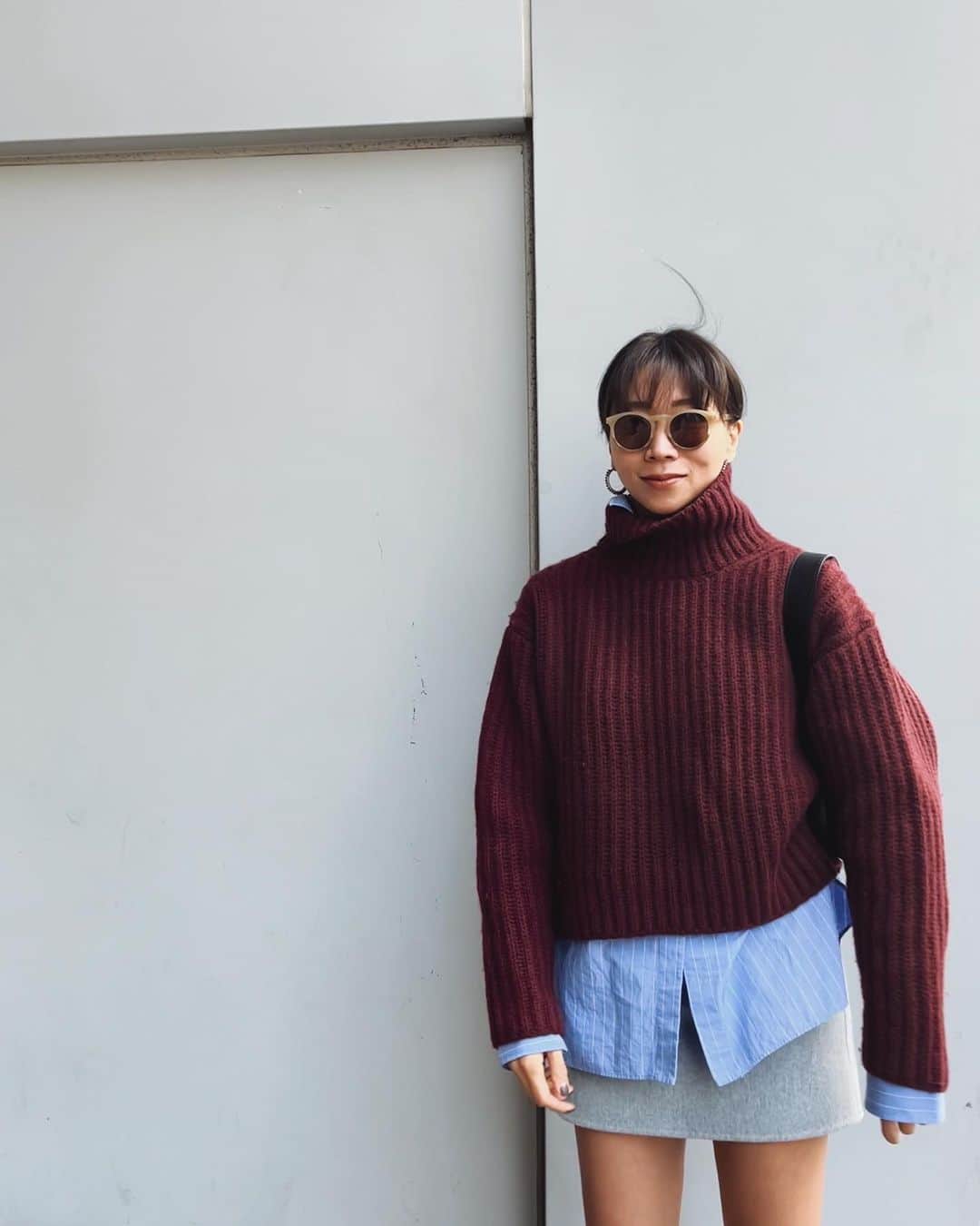 金セアルのインスタグラム：「🧵♻️ ＿＿＿＿＿＿＿＿＿＿ ・ 週末 未来のある子どもたちと ぜひ見て考えて買って欲しい話📝。  私は、 LIVE（音楽）でも展覧会（アート）でも、そのアーティストのヒストリーを先に調べ感銘を受ければ、興味がなかった作品を好きになることもあるんだけれど、  モノに至っては、 生産背景やヒストリーに感銘を受けたとしても、購入する動機が「好きなデザイン」より「ヒストリー」が上回ることがはない。それはカタチが残るものだから。  サステナブル文脈でも応援購入というワードがあるんだけど、好きなアーティストのLIVEグッズを買うのが応援みたいな感覚で、サステナ活動への共感“だけ”では買えなかった。 「買っても使わないならその方がサステナブルじゃない」と思ってしまって。  そんな小難しめの私ですが ファンになれたブランドがあります✨  友人に誘われ2年前に知ったのが  @rye_tender （ライテンダーといいます）。 初めて一枚だけ購入したニットTが、あまりにもカタチや着心地が良かったから「もう一枚買い足したい！」とDMしたところ、残糸から紡いだニットで作っているから、「同じ糸がもうなくてごめんなさい」と断られた。  通常のブランドは“こういうものを作りたい”とイメージして素材を選ぶところを、彼らは素材ありきで商品を作り上げるって逆の発想。糸が終わったらその商品がもっと売れそうでも終わり。カッコよかった。 お料理に例えるならメニューを決めてから食材を選ぶのではなく、食材からその食材の味を良さ引き出しつつ見たことのないような料理を考える。そんな感じ。  RYETENDERファン3年目の今季、 喜ばしいことに 阪急梅田１F（コトコトステージの横）で POPUPを開催中✨  ジャケットレベルによれないグレーのカーディガンと 水色との配色コーデを妄想して バーガンディのタートルニットを お迎えした(写真1〜3枚目) ・ ・  📍阪急うめだ１F 11月7日(火)まで ・ ・  ＿＿＿＿＿＿＿＿＿＿  そして今回アップサイクルブランドのライテンダーをまたアップサイクルしたアイテムが展示販売されてます。  あらゆるグローバルブランドの商品を回収し アップサイクルを手がける循環型コミュニティ @newmakelabo  所属 デザイナー「Yuumi ARIA（ユウミアリア）」が ライテンダーをどう料理しているのか。  アップサイクルって 想像力と創造力のたまものでしかないから 小さなお子さんと近くで触って、 元はなんだったのかな？とか一緒に考えてみる週末も 良いかもしれません☺️ ・ ・ ・  #pr @rye_tender @hankyu_seasonzakka　@newmakelabo @yuumiaria_official ・ ・ ・」