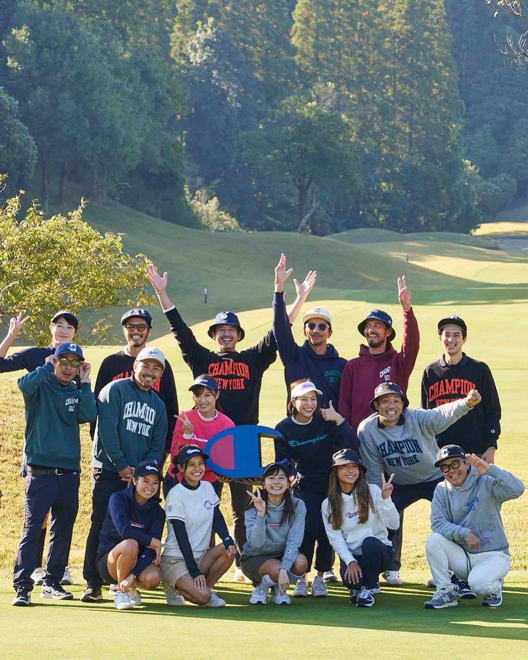 DJ HALのインスタグラム：「@champion_japan 　 @even_magazine   素敵なコンペに招待していただきました⛳️  とても良い空気感でスタッフの皆さんを始め、 関係者の方々の完璧すぎる流れ とてもリラックスしてGolfを楽しめました！ 最高なThe Dayになりました👐🏾  今回はsurf teamの皆さんと🏄 with @kusayuu  @kotawave  @pato_____   体感が強めのメンバー‼️ Pato君はマジでビッタビタでした🫨 天気も最高に良くメンバーにも恵まれて 楽しいGood VibesなGolfをする事が出来ました😆  結果はまさか3位に入賞🔥 ダブルス戦とでの参戦だったので 助け合いのGolfで ダブルボギーが1 それ以外は全部パーかボギーと 気持ちいヤツでした🔥 いい感じにハマってよかったです⭕️  今回のメインになる お気に入りのChampion Wear  アメカジテイストの中での万能アスレチックスタイルで動きやすいしストリート感も好きな感じ 最近私服もGolfウェアー着ちゃう位 です⤴️  素晴らしい環境を作っていただき 本当にGolf初めてよかったなーと思います！ もっともっとGolfで盛り上げれるように 練習もラウンドも頑張ります！ ヘッドカバーめちゃくちゃ嬉しい過ぎる🔥  #championjapan  #even_magazine」