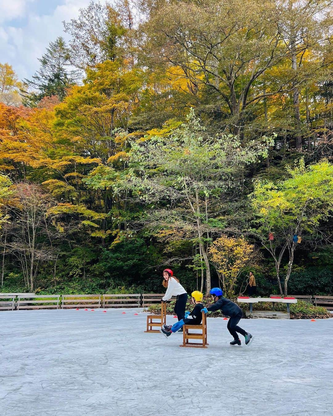 八木早希さんのインスタグラム写真 - (八木早希Instagram)「紅葉を楽しみに🍁  朝「野鳥の森」散策後に、来て見つけたリンクで子供達が初めてのアイススケートに夢中！⛸️ 風がなく、穏やかな盛秋の森にて🍁🍁  #星のや#軽井沢#アイスリンク#野鳥の森#ピッキオ#秋#紅葉狩り#autumn#hoshinoya#karuizawa#八木早希」10月28日 10時13分 - sakiyagi