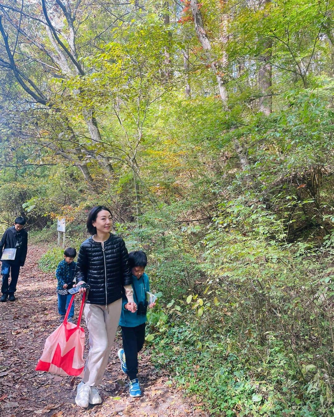 八木早希さんのインスタグラム写真 - (八木早希Instagram)「紅葉を楽しみに🍁  朝「野鳥の森」散策後に、来て見つけたリンクで子供達が初めてのアイススケートに夢中！⛸️ 風がなく、穏やかな盛秋の森にて🍁🍁  #星のや#軽井沢#アイスリンク#野鳥の森#ピッキオ#秋#紅葉狩り#autumn#hoshinoya#karuizawa#八木早希」10月28日 10時13分 - sakiyagi