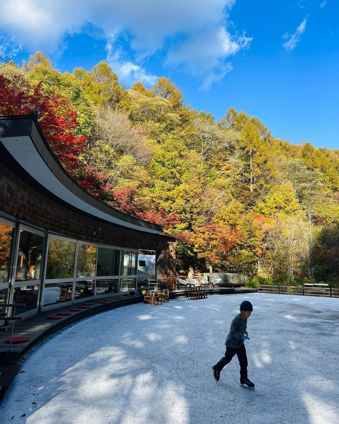 八木早希のインスタグラム：「紅葉を楽しみに🍁  朝「野鳥の森」散策後に、来て見つけたリンクで子供達が初めてのアイススケートに夢中！⛸️ 風がなく、穏やかな盛秋の森にて🍁🍁  #星のや#軽井沢#アイスリンク#野鳥の森#ピッキオ#秋#紅葉狩り#autumn#hoshinoya#karuizawa#八木早希」