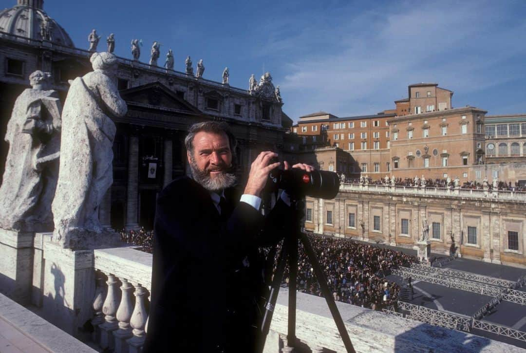 thephotosocietyさんのインスタグラム写真 - (thephotosocietyInstagram)「The Photo Society Remembers James Lee Stanfield   A veteran National Geographic photographer James “Jim” Stanfield, 86, passed away on Friday, October 13, following a yearlong battle with lung cancer and kidney disease. Born in Milwaukee, Wisconsin, on September 21, 1937, he was the son of the late Harold W. Stanfield and Amanda Hoffmann Stanfield.  Born into a family of newspaper photographers in Wisconsin, Jim acquired the photography bug naturally, becoming one of the most celebrated and honored of National Geographic’s legendary photographic staff. Having covered epic stories in more than 120 countries, he was the first Geographic photographer to have a retrospective book on his career, Eye of the Beholder. The Geographic also published Inside the Vatican, a groundbreaking book about the Vatican and Pope John Paul ll, which was the Geographic’s biggest selling book of all time.  Jim graduated from Custer High School in Milwaukee and then studied journalism at the University of Wisconsin and art at the Layton School of Art and Design. After a stint in the Army during the Berlin Crisis and five productive and award-winning years at the Milwaukee Journal, he joined the Geographic photography staff in 1967.  Having covered everything from rats around the world to Pope John Paul II, Genghis Khan, Windsor Castle, chocolate, and both the Greek and Roman empires and more, Jim was named Photographer of the Year by the White House News Photographers Association four times and Magazine Photographer of the Year by the National Press Photographers Association (NPPA) in 1985. In July 1999, the NPPA honored him with the prestigious Joseph A. Sprague Memorial Award for Lifetime Achievement. And in 2018, he was given the inaugural Lifetime Achievement Award from The Photo Society.  Jim is survived by his devoted partner of 24 years, Deborah Ryerson of Carlisle, PA; his sister-in-law, Betty Stanfield of West Bend, WI; and many nieces, nephews and cousins. He was predeceased by his beloved brothers, Harold W. Stanfield and Robert J. Stanfield.  Jim’s memory lives on through the images he created. Tap the link in our bio to view more of this iconic body of work.」10月28日 10時15分 - thephotosociety