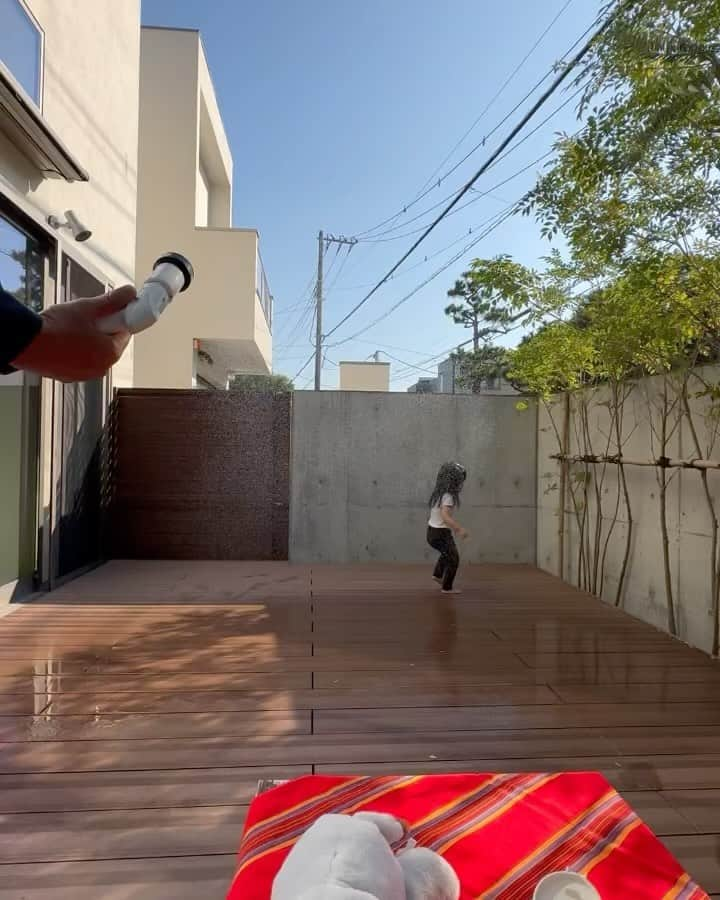 杉山愛のインスタグラム：「秋の気持ち良い空気の中、 ゆっくりしてたのに、、 娘がお水遊び始めて💦  その後、着替えてまたもやまったりTIME この季節が少しでも長く続きますように🙏🏼🙏🏼🙏🏼  #秋 #こどものいる暮らし  #2歳児 #2yearsold  #2yearsoldgirl  #おしゃべり好きな #ファミリー #家族で過ごす休日 #お家が好き  #もはやパワースポット」