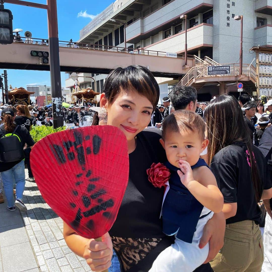 川崎亜沙美のインスタグラム：「ーーーーーーーーーー  2023/9 地元の祭り  娘とのツーショット❤️  #岸和田 #だんじり #祭り  #岸和田市政100周年   #川崎亜沙美 #舞台女優 #歌手 #シンガーソングライター  #祭りLOVE #だんじり #フルマラソンの距離 #娘とツーショット  #前十字靭帯断裂 #理学療法士 #イメージ」