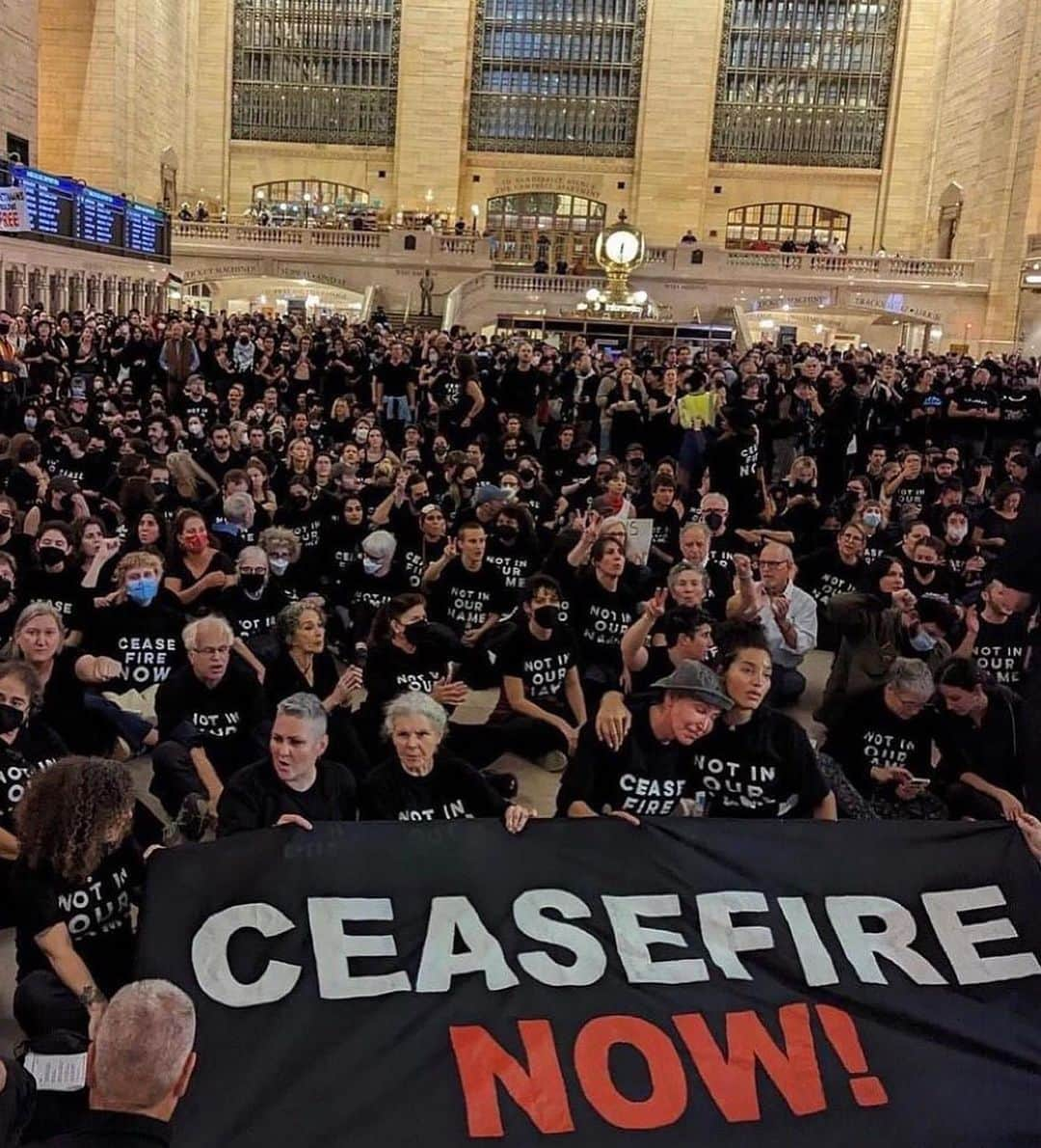 キャメロン・ラッセルさんのインスタグラム写真 - (キャメロン・ラッセルInstagram)「We are witnessing a genocide.  War crimes don’t justify war crimes.  uscpr.org/gazacall #ceasefirenow #lifttheseige」10月28日 10時18分 - cameronrussell