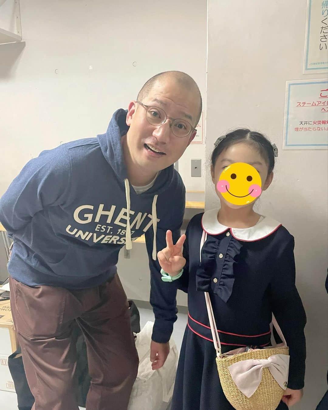 汾陽麻衣のインスタグラム：「春風亭一之輔さん全国ツアー ファイナルへ🥰 家族でお伺いしました♡ 客席にいた娘は一之輔さんにいじって頂き大興奮🤣 硬直しながらも『小学生二年生』『笑点見ています』と小声で答えていました笑  もう場内アナウンスから大爆笑。 携帯の電源の切り方まで生で話しているってこれか！と。  仲入り後は、以前号泣した鼠穴。 今年も聞けて幸せでした🫶  あ、娘にいつもお年玉ありがとうございますって言わせるの忘れてた😂 明日のサンフリも宜しくお願い致します♡  #落語全国ツアー  #サンフリ #ラジオ #ラジオ番組 #ラジオパーソナリティー#ラジオ局 #audee #jfn #tfm #春風亭一之輔 さん #落語家 #落語 #汾陽麻衣#アナウンサー #ホリプロ」