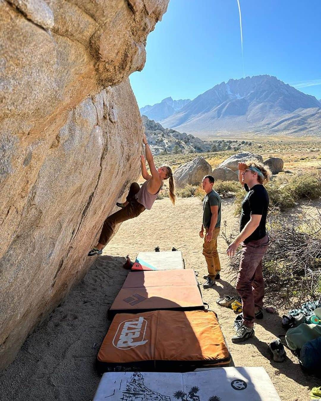 ヘイゼル・フィンドレーさんのインスタグラム写真 - (ヘイゼル・フィンドレーInstagram)「Whenever I pass through Bishop I do the same things. See friends, have fun, enjoy the views, lose all my skin, solo the Grandma Peabody and either injure myself or almost injure myself. And this time has been no different! Managed to escape with just a bit of whiplash this time. What a cool place ☀️   @blackdiamond @lasportivagram」10月28日 10時21分 - hazel_findlay