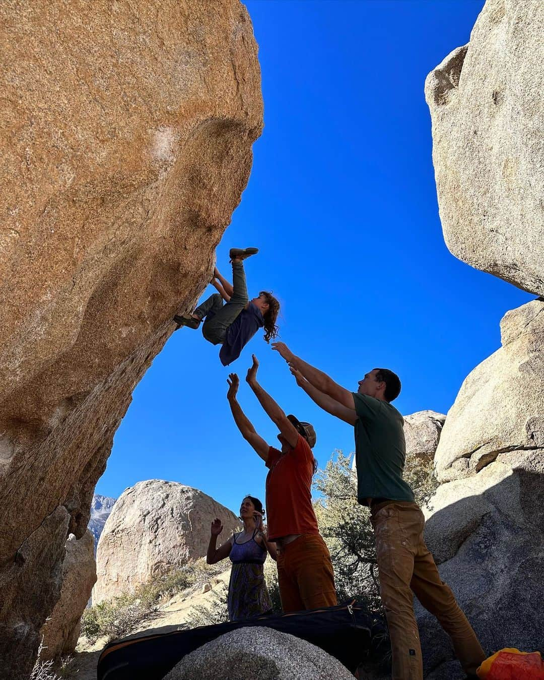 ヘイゼル・フィンドレーさんのインスタグラム写真 - (ヘイゼル・フィンドレーInstagram)「Whenever I pass through Bishop I do the same things. See friends, have fun, enjoy the views, lose all my skin, solo the Grandma Peabody and either injure myself or almost injure myself. And this time has been no different! Managed to escape with just a bit of whiplash this time. What a cool place ☀️   @blackdiamond @lasportivagram」10月28日 10時21分 - hazel_findlay