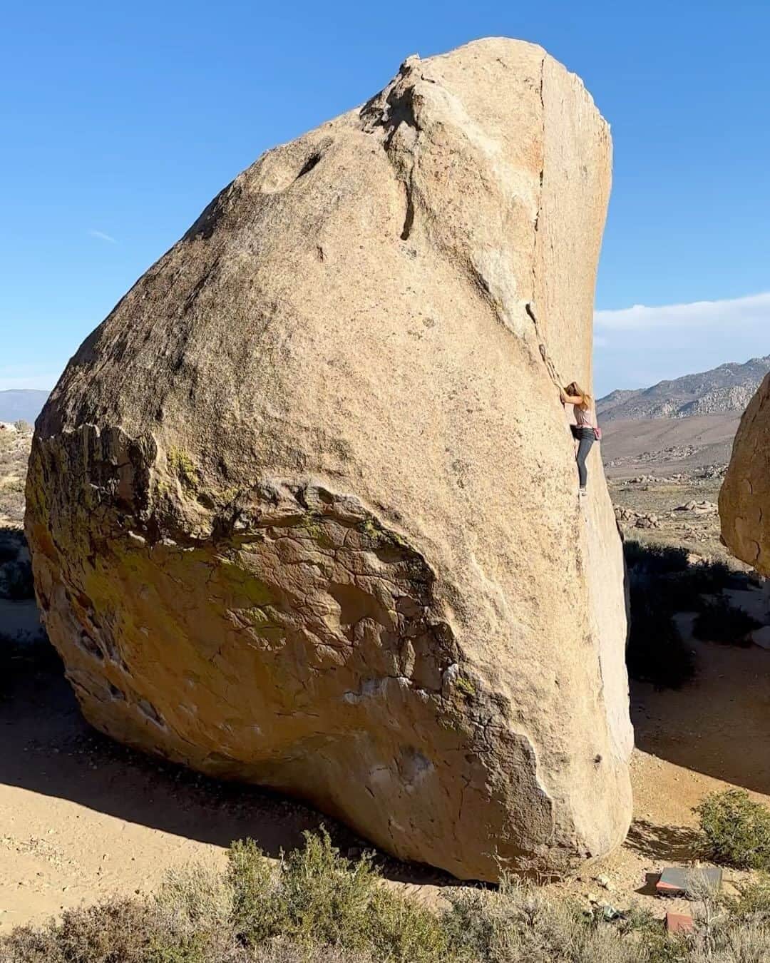 ヘイゼル・フィンドレーのインスタグラム：「Whenever I pass through Bishop I do the same things. See friends, have fun, enjoy the views, lose all my skin, solo the Grandma Peabody and either injure myself or almost injure myself. And this time has been no different! Managed to escape with just a bit of whiplash this time. What a cool place ☀️   @blackdiamond @lasportivagram」