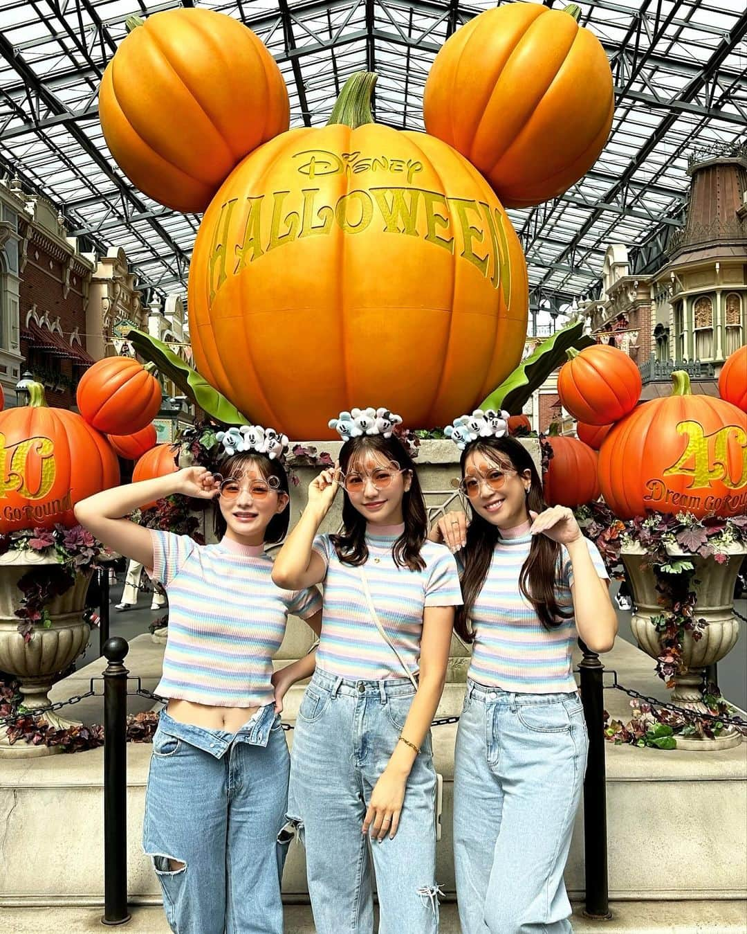 RISAさんのインスタグラム写真 - (RISAInstagram)「. 40anniversary Halloween Disney🎃👻  . やっとDオタ３人でDisney行けました👭🩷  . 春から天候で何回も何回も延期して… 皆んなの雨女パワーが凄いのなんなってww  . 服が春っぽいのはそう言う理由🤣  . やっとディズニーのハロウィンの装飾も復活して ディズニーの空間に居るだけで楽しかったし、 リンクコーデして沢山写真撮って話して 楽しい1日でした🥰❤️  . お2人、12月も行けませんか？😘🫶  .  .  #ディズニー #ディズニーランド #リンクコーデ #お揃いコーデ #ディズニーコーデ #ハロウィン #ハロウィンディズニー #dオタ #ディズニー好き #tdl #disney #東京ディズニーランド #halloween」10月28日 10時22分 - arilady0423