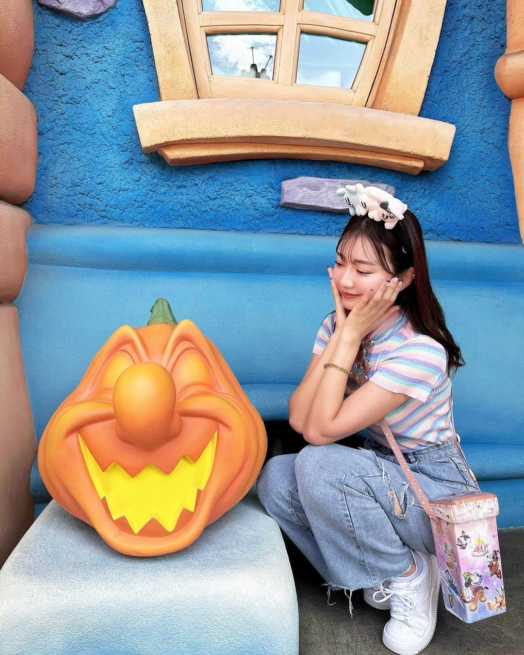 RISAさんのインスタグラム写真 - (RISAInstagram)「. 40anniversary Halloween Disney🎃👻  . やっとDオタ３人でDisney行けました👭🩷  . 春から天候で何回も何回も延期して… 皆んなの雨女パワーが凄いのなんなってww  . 服が春っぽいのはそう言う理由🤣  . やっとディズニーのハロウィンの装飾も復活して ディズニーの空間に居るだけで楽しかったし、 リンクコーデして沢山写真撮って話して 楽しい1日でした🥰❤️  . お2人、12月も行けませんか？😘🫶  .  .  #ディズニー #ディズニーランド #リンクコーデ #お揃いコーデ #ディズニーコーデ #ハロウィン #ハロウィンディズニー #dオタ #ディズニー好き #tdl #disney #東京ディズニーランド #halloween」10月28日 10時22分 - arilady0423