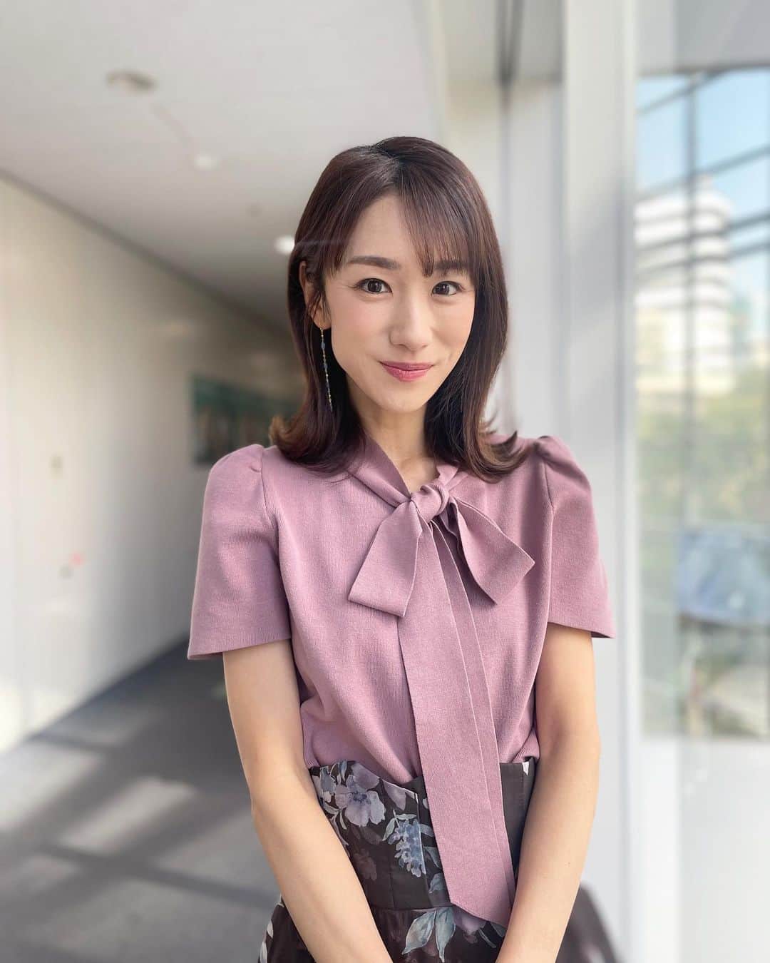 堂真理子のインスタグラム：「おはようございます🌞 昨日の「ワイド！スクランブル」の衣装は、  ☆ニット,スカート… #laissepasse  ☆アクセサリー… #ete  でした👗✨  半袖ですが、色や素材はすっかり秋🍂 日中は暑いくらいの日が続くので、半袖のニットはこの時期、着やすいですね☺️  それでは素敵な週末をお過ごしください♪   #大下容子ワイドスクランブル   #ワイドスクランブル  #ニュース #テレビ朝日 #堂真理子 #アナウンサー #アナウンサー衣装 #番組衣装」