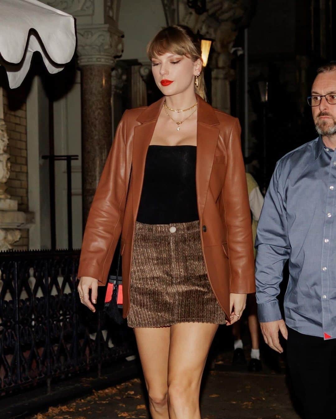 Just Jaredさんのインスタグラム写真 - (Just JaredInstagram)「Taylor Swift showed off her best fall fashion while stepping out for dinner on Friday night in New York City. More photos on JustJared.com! #TaylorSwift Photos: Backgrid」10月28日 10時24分 - justjared