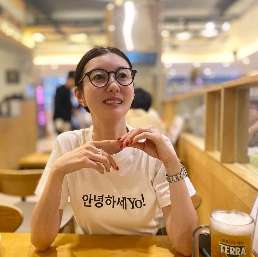 ともさかりえのインスタグラム：「⁡ アニョハセヨTシャツ🇰🇷 韓国で着れて嬉しい😆 @komakixx」