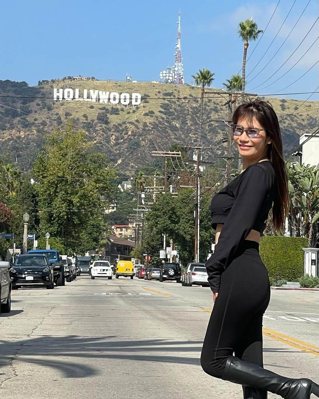 黒田美耶子さんのインスタグラム写真 - (黒田美耶子Instagram)「ここは観光客が来ないので、Hollywood sing の撮影しやすいロケーションです。あまり教えたくないけどここはGower Ave です😂  #goweravenue  #hollywoodsing  #hollywoodsingers  #ハリウッド #ロサンゼルス生活」10月28日 10時25分 - miya_kuroda