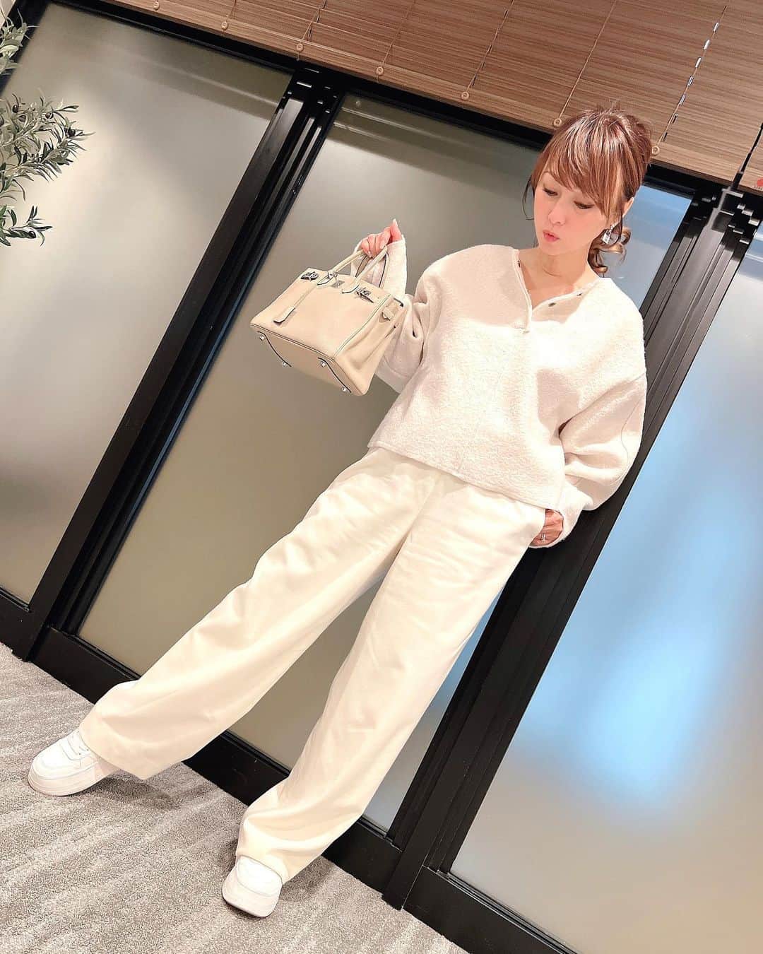 のインスタグラム：「coordinate ワントーンコーデ  #coordinate #ホワイトコーデ  #minayoselect  #ZARAスニーカー #HERMES #出番の少なくなった鞄」