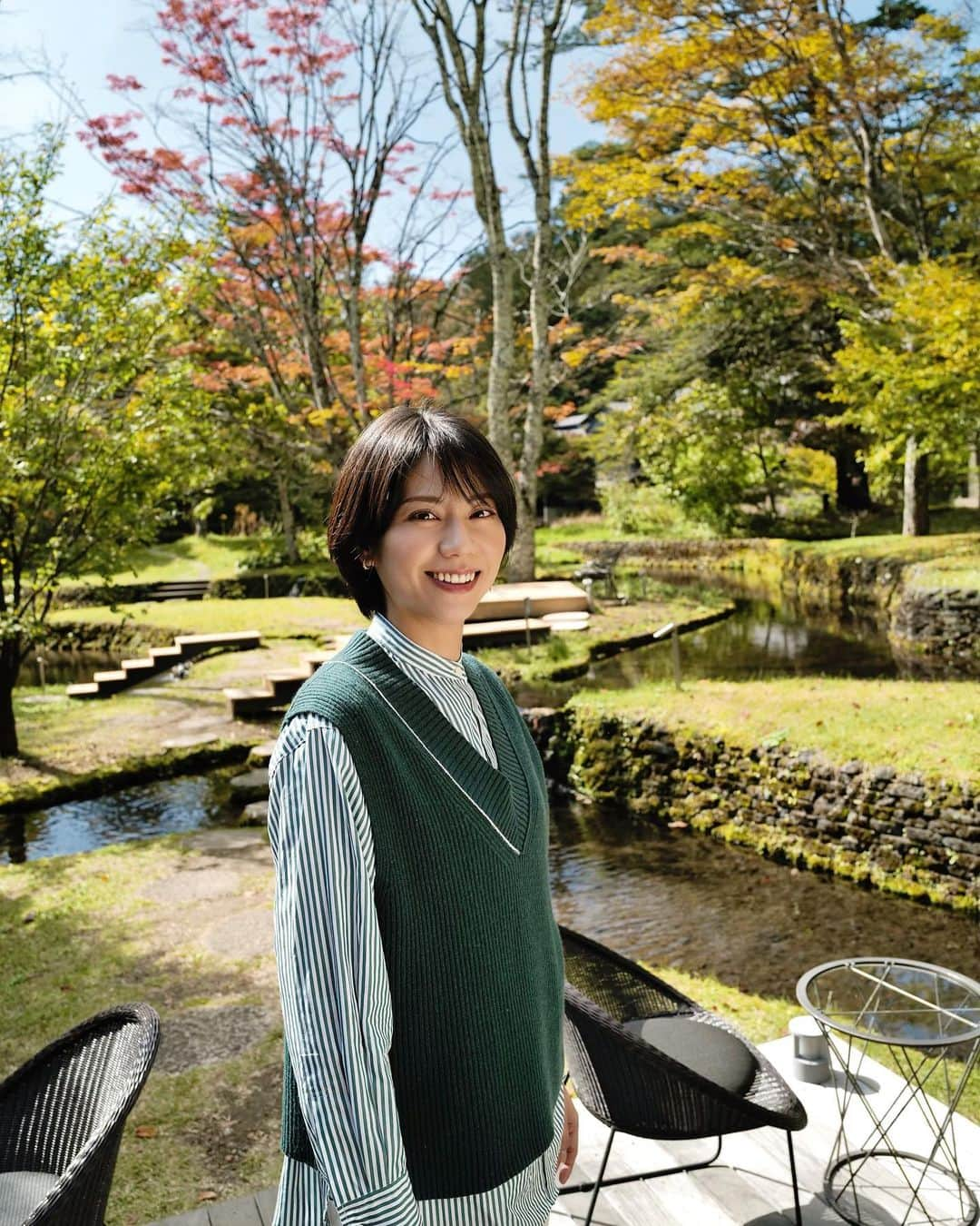 松下奈緒さんのインスタグラム写真 - (松下奈緒Instagram)「皆さんこんにちは☀️  本日も「旅サラダ」をご覧いただきありがとうございました！！  今日は新企画「松下奈緒の旅するホテル」が始まったということで、今回は「星のや軽井沢」をご紹介しました。  実は、軽井沢でゆっくりしたことがなかったので、ホテルステイでゆっくりできるのも贅沢だなと思いました。 今は紅葉も進んで素敵でしょうねえ🍁 ムササビ可愛かったー❤️  次はどちらへ行きましょうか😊✨  旅の思い出写真もご覧下さい😊  #旅サラダ #旅するホテル  #松下奈緒  <衣装> 〜スタジオ〜 ブラウス、スカート#LaboutiqueBonBon イヤリング#VENDOMEBOUTIQUE  〜ロケ〜 コート#WOOLRICH グリーンニット、チェックスカート#grove ストライプシャツ(ムササビウォッチング)#ebure ブルーワンピース#Katespade シャツ、ベスト#JOSEPH アクセサリー#TAKEUP」10月28日 10時26分 - matsushita_nao_official