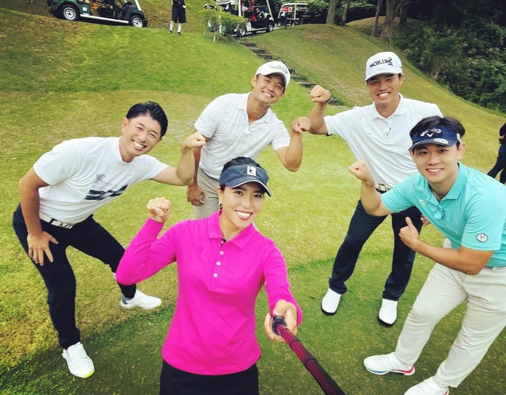 高橋大輔のインスタグラム：「本日夕方5時〜BS-TBS  MCを務めております🎤 「ゴルフONE」⛳️放送です📺  今週から"飛ばし屋男子プロ対決" がスタート🏌️‍♂️  想像のはるか上をいく圧倒的な迫力でした！！！ "飛ばし"はゴルフの醍醐味の１つ😊  どんなショット&プレーが飛び出すのか？！是非ご覧ください🎵  何故かみんなでコブラポーズ（笑）  公式サイトから↓↓↓  ＜出演　櫻井勝之プロ、岡本頼樹プロ、山浦太希プロ＞  今回は、平均飛距離300ヤード超えを誇る飛ばし屋、男子プロ対決！  櫻井プロは世界ドラコン大会出場の経験を持つ、生粋の飛ばし屋。  去年プロテストに合格した岡本プロは、多彩なドライバーショットが持ち味。  平均飛距離320ヤードの山浦プロは、自慢の筋力を活かした豪快なスイングが魅力。  今週は、スタートホールから迫力満点のショットで驚異の飛距離が連発！ さらに飛ばし屋の見せ場となるドラコン対決やニアピン対決など見所満載。 飛距離だけではなく、ショットのテクニックにも注目！  飛ばし屋の意地をかけたガチンコバトル！ この戦いを制し、賞金を手にするのは果たして！？  そして、選手の素顔に迫る「真凜カード」 今回は3人が愛用する「推しドライバー」を紹介！ 飛距離を生み出すクラブのこだわりとは！？  #ゴルフONE #bstbs #ゴルフ #ゴルフone賞金総取りバトル #男子プロ #ゴルフ番組 #土曜日 #17時 #mc #髙橋大輔 #高橋大輔 #コブラポーズ」