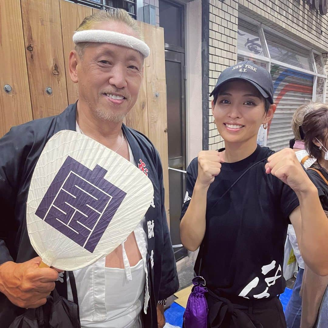 川崎亜沙美さんのインスタグラム写真 - (川崎亜沙美Instagram)「ーーーーーーーーー 2023/9 祭りは人と再会できる。 繋がれる だから 好きや。  宮入りでばったり会えた コシノミチコさん✨  私の武道の始まりを導いて下さった 空手　真盟会館　狭間館長✨  NHK朝ドラ【カーネーション】のメンバー！ ヒロイン子役 二宮星ちゃん✨ あの時は 子どもやったのに大人になってる❤️ めっちゃ素敵な女性✨  私は やっぱり　この祭りが好き。  会えてよかった 幸せや！ @michiko_london_official  #コシノミチコ　さん #真盟会館  #二宮星　ちゃん #朝ドラ #岸和田 #だんじり  #川崎亜沙美 #俳優 #歌手 #シンガーソングライター  #祭りLOVE #だんじり  #前十字靭帯断裂 #理学療法士 #イメージ」10月28日 10時37分 - asami__kawasaki