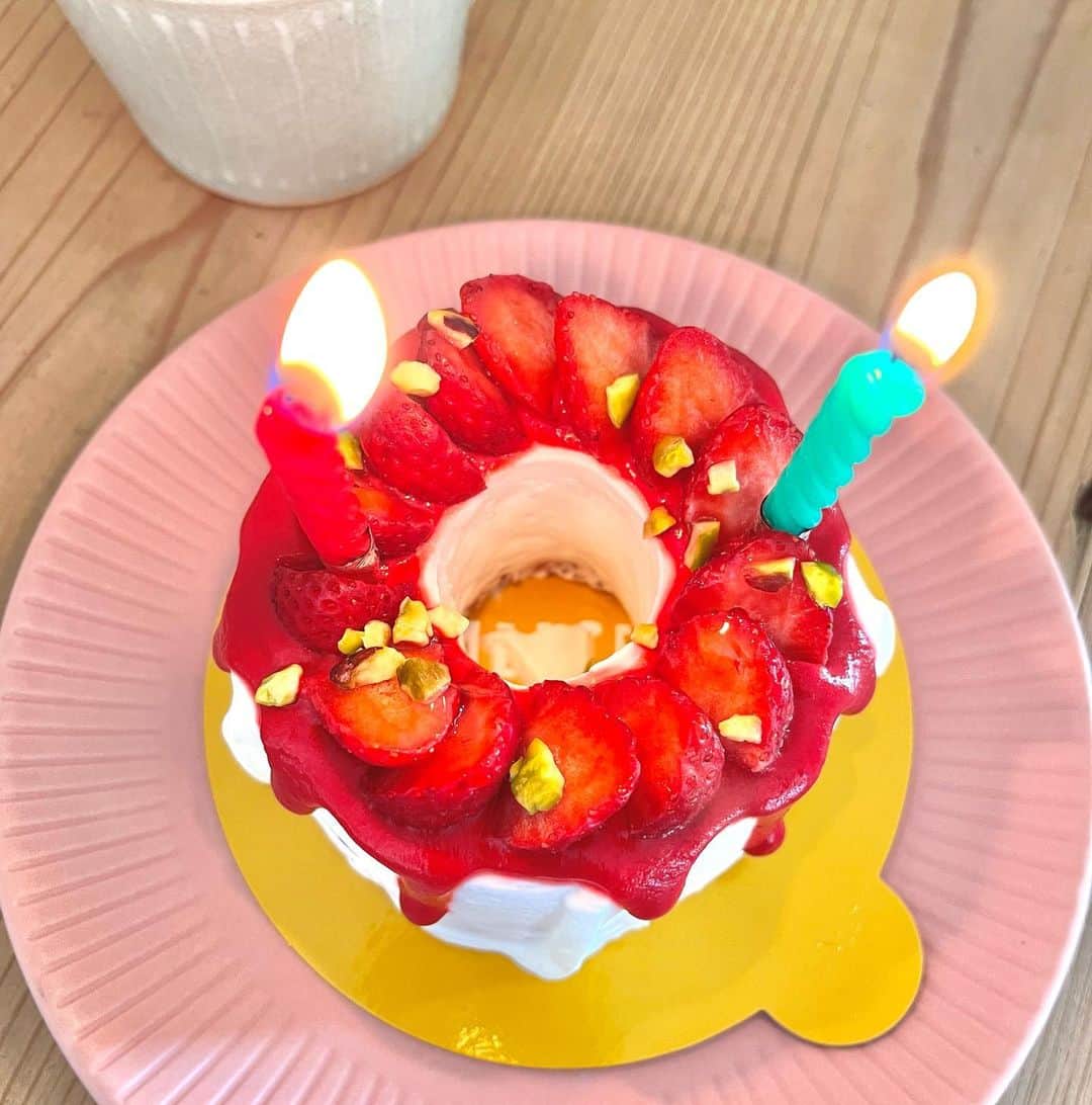 千秋のインスタグラム：「お友達がケーキを持ってきてくれました🎂🍓 birthday週間はケーキとお花が溢れて嬉しいな💐 #happybirthdaytome」