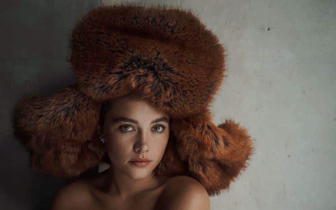 Vogue Australiaのインスタグラム：「#FlorencePugh turns 28 in January; she is right in the middle of her astrological Saturn Return. (You bet she believes in it.) “It’s definitely come and bitten me in the arse. In a good way,” she clarifies. “Just, like, acknowledging behaviour that I’m not okay with anymore. I know I’m a full adult, but making decisions that are actually gonna benefit myself. Thinking with my head, not with my chest.” Pugh says she has “done a lot of growing this summer”. “And I’ve come out the other end feeling like I want to be more vulnerable and more understanding of what I need.” Read her full cover story and see a sneak peak into Pugh’s cover shoot for our November issue–on sale November 6–at the link in our bio.  Styling by @ChristineCentenera, photography by @LachlanBailey, story by @HannahRoseRose, makeup by @Lauren.Parsons, hair by @PeterLuxHair, nails by @NailedbySG, ep & talent direction by @Rikki_Keene production by @RoscoProduction, @CharlotteMelissaRose.   Florence wears @burberry and @tiffanyandco.」