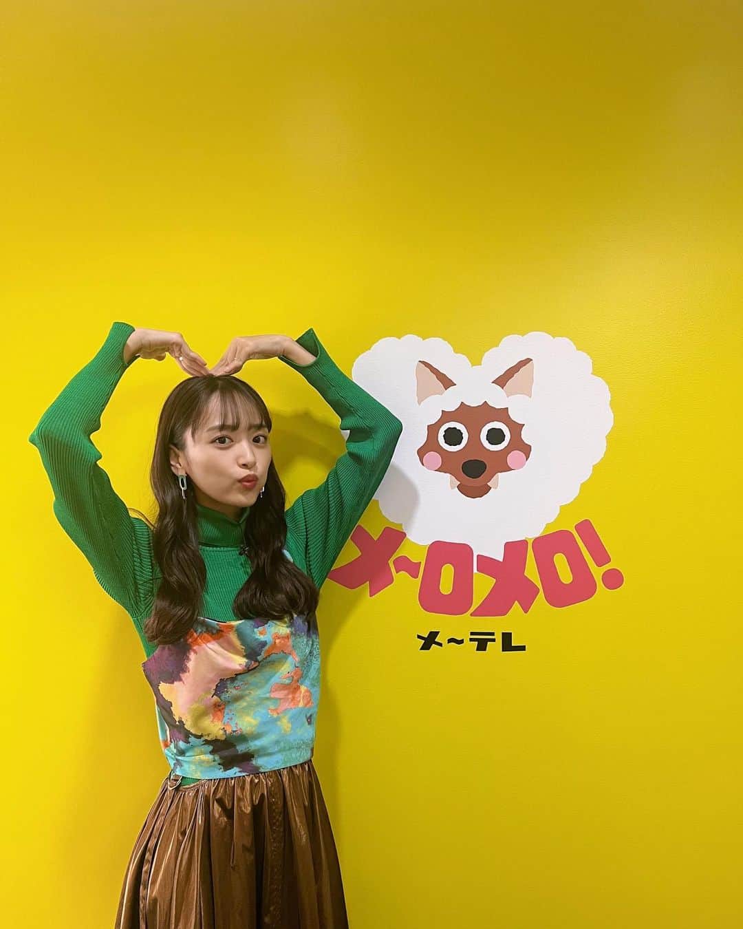 近藤千尋のインスタグラム：「おはようございます🌞  いつもドデスカ➕では チヒロのメーロメロ🩷🐑のコーナーを させて頂いています🙌 東海地方の皆様、いつも見てくださって ありがとうございます😍💕 昨日の衣装はこんな感じでした☺️  #近藤千尋衣装  tops、bustier @lanvin_en_bleu_womens  skirt @maisonspecial_women  さ、休日皆さん何するのかな🩷 ハロウィン🎃パーティーかなぁ☺️🫶」