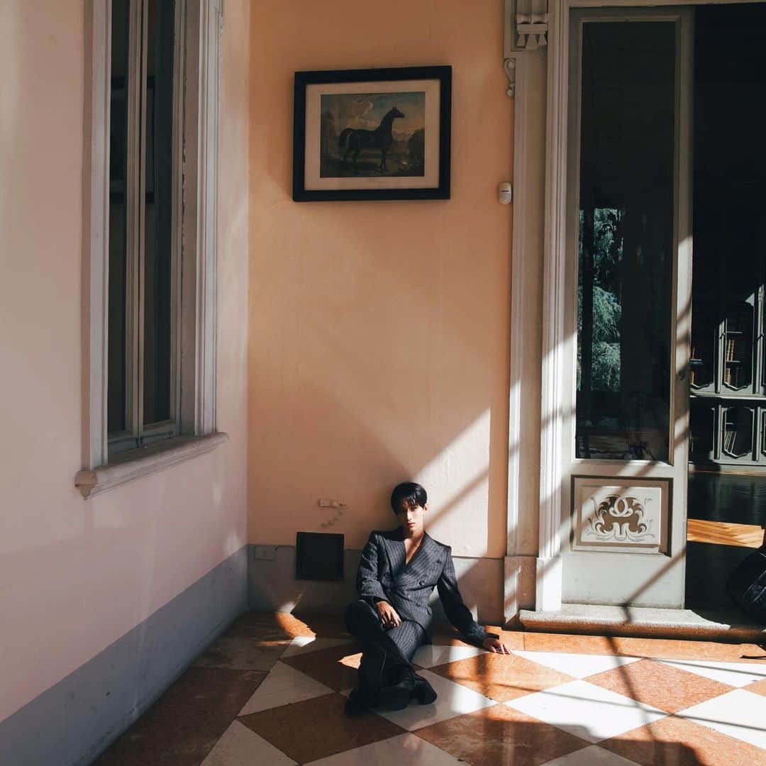 ドギョムのインスタグラム：「Dazzle🩶」
