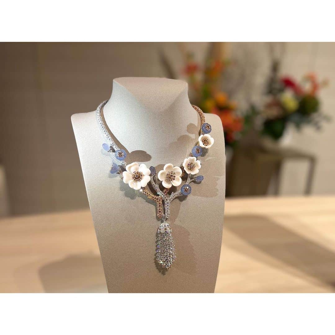 石井美保のインスタグラム：「@vancleefarpels のコレクション会にて。 普段店頭ではなかなか見る事のできない作品が一気に目の前にあって、圧巻の会場でした。 なかでも注目は今回世界で12個発売される作品、 希少な作品のパピヨンラケ。以前店頭で1つだけ見せてもらったことのあるのですが、パピヨン(蝶々モチーフ)が好きな私のいつかの憧れのもの。ブローチですが、帯留にもなる作りになっていて素敵なのです。 蒔絵をデザインされている箱瀬先生とお会いさせてもらえて、様々な技法や作品が生み出さるインスピレーションの源をお伺いできました。チャーミングで素敵な先生でした。」